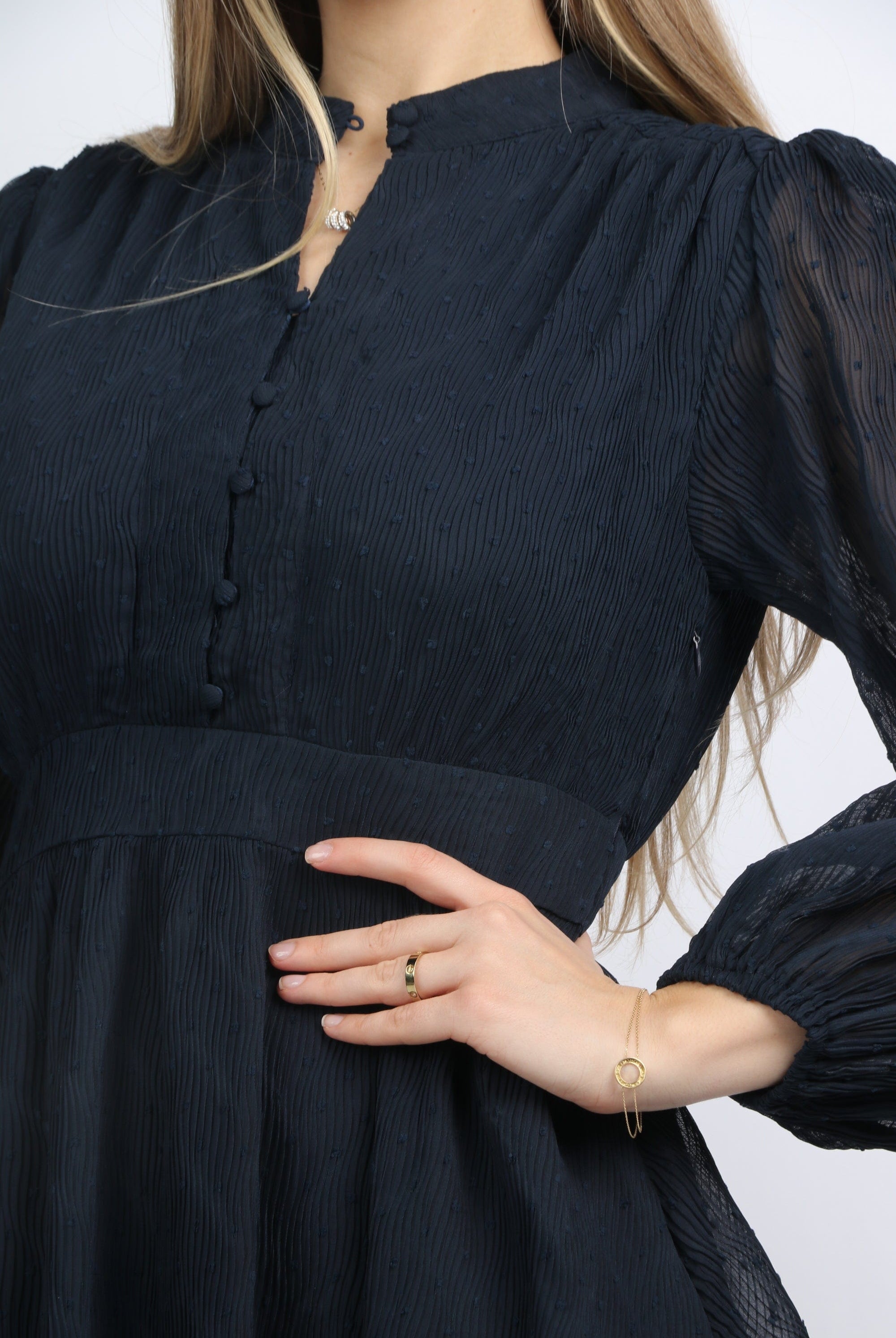 نتشي فستان ميدي بخصر ضيق بأكمام طويلة منفوشة