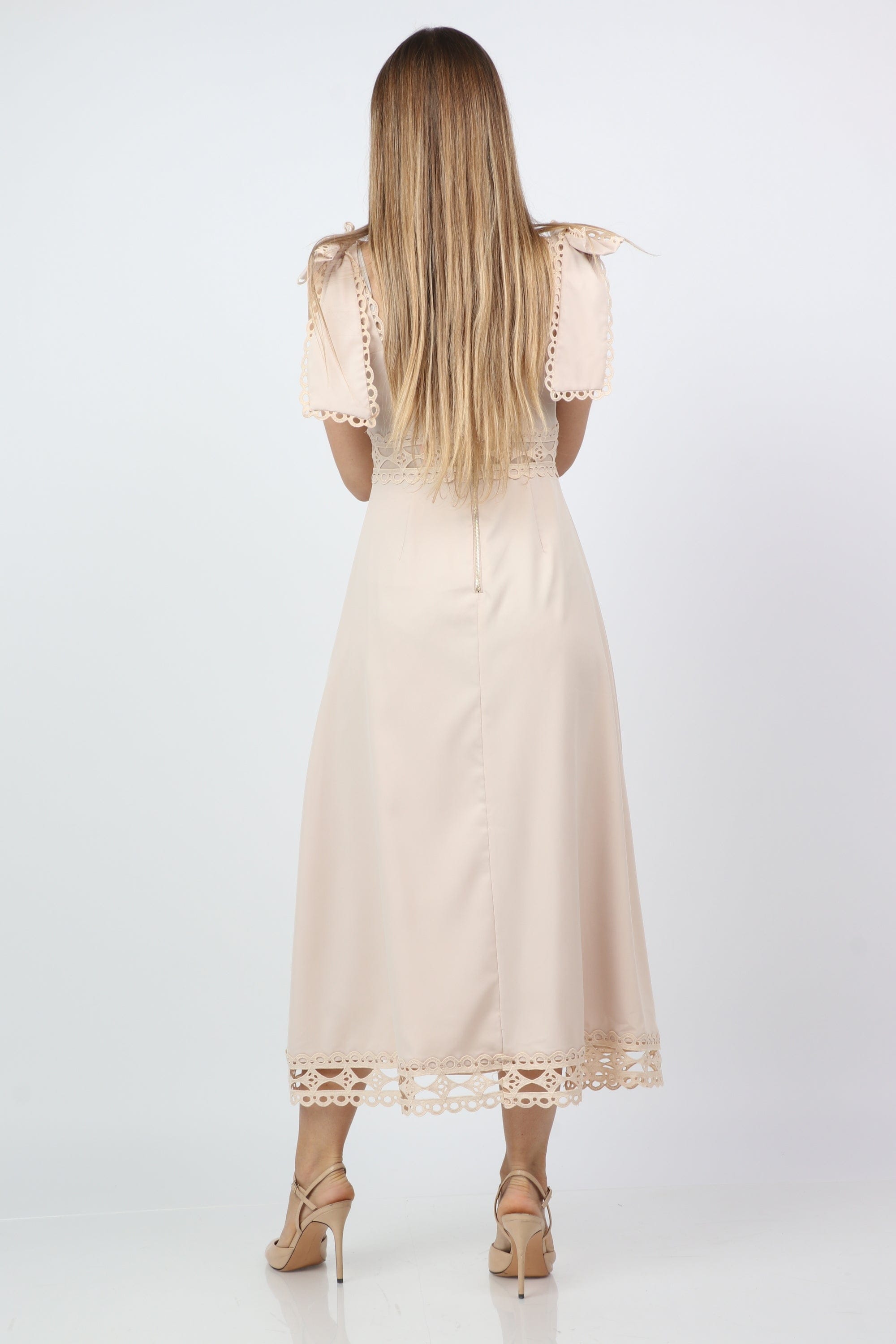 نتشي فستان ميدي بلا أكمام بفتحات على الصدر