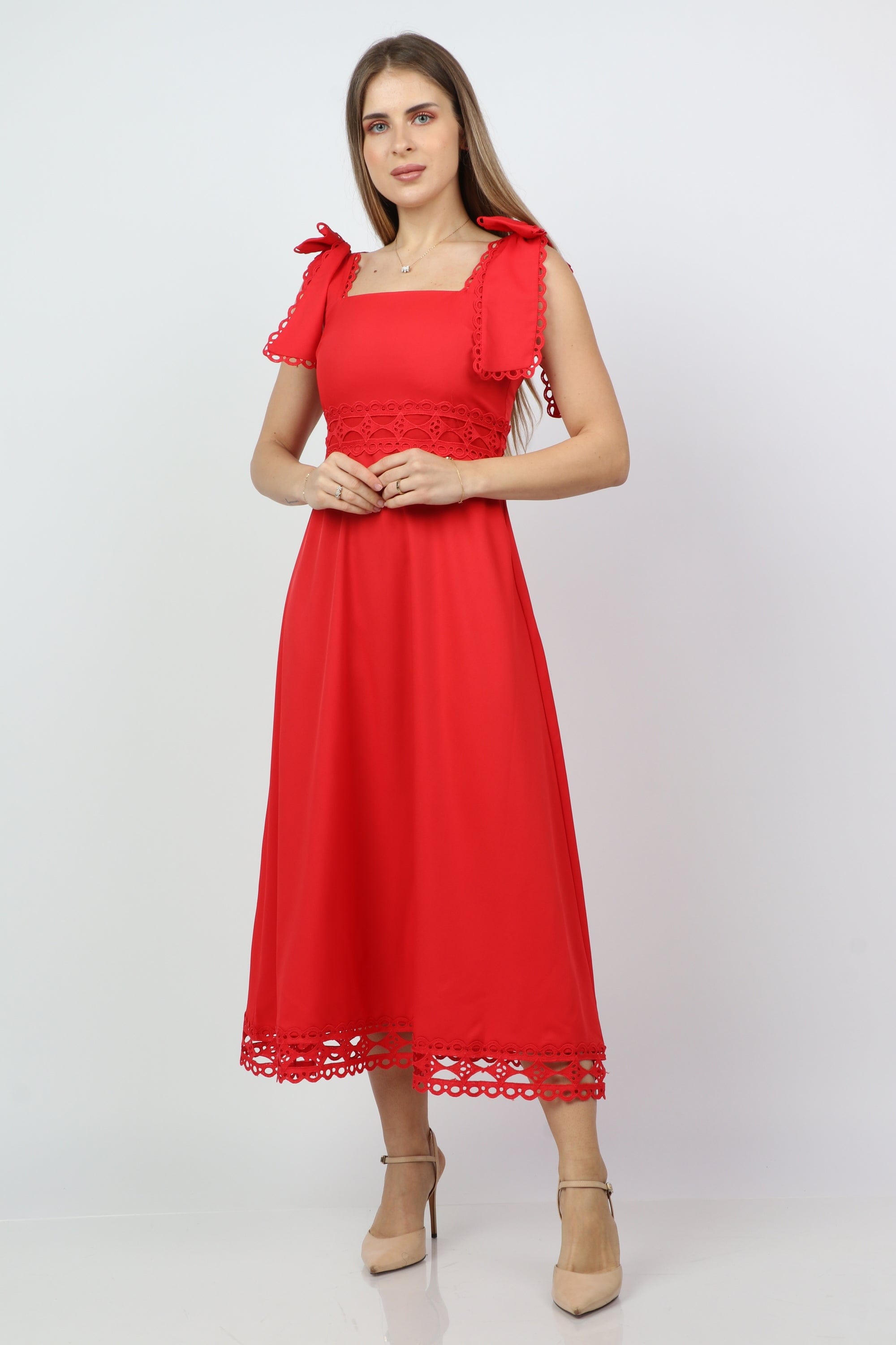 نتشي فستان ميدي بلا أكمام بفتحات على الصدر