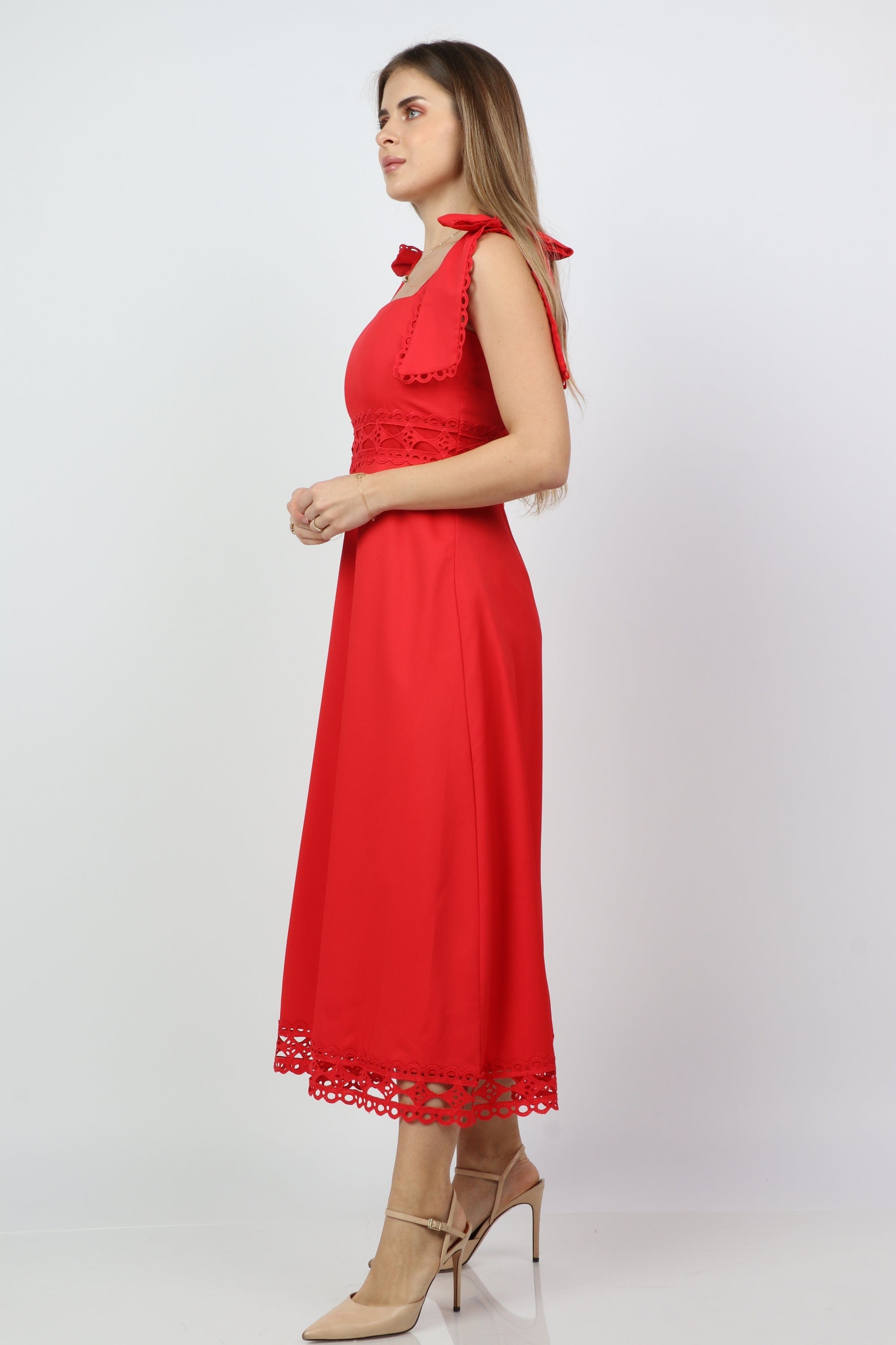 نتشي فستان ميدي بلا أكمام بفتحات على الصدر