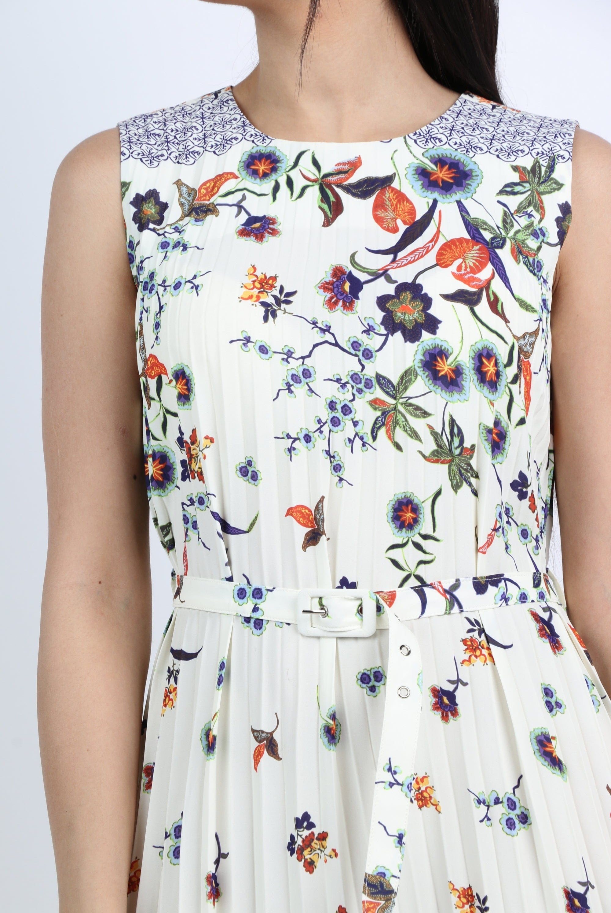 نتشي فستان طويل بيليسيه منقوش بورود وعند الذيل بدون كم أوف وايت