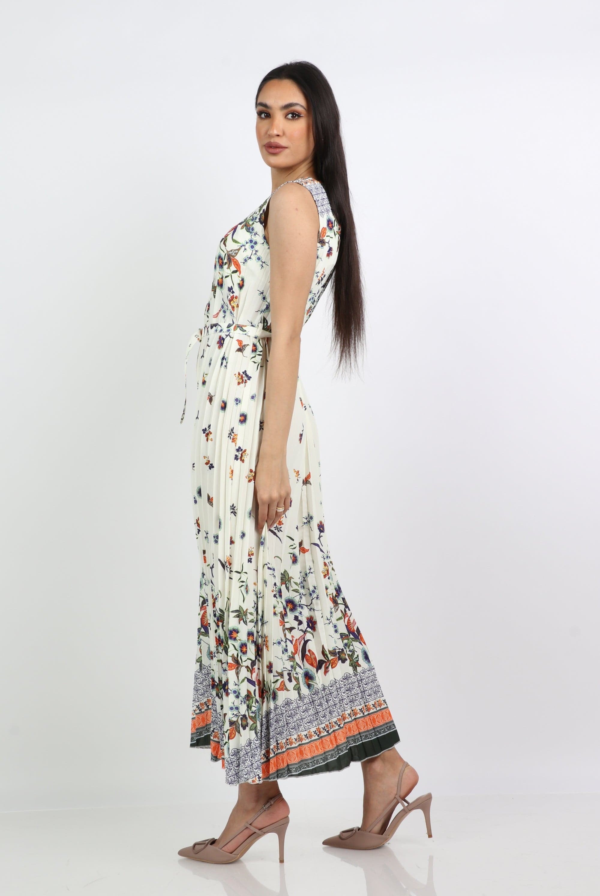 نتشي فستان طويل بيليسيه منقوش بورود وعند الذيل بدون كم أوف وايت