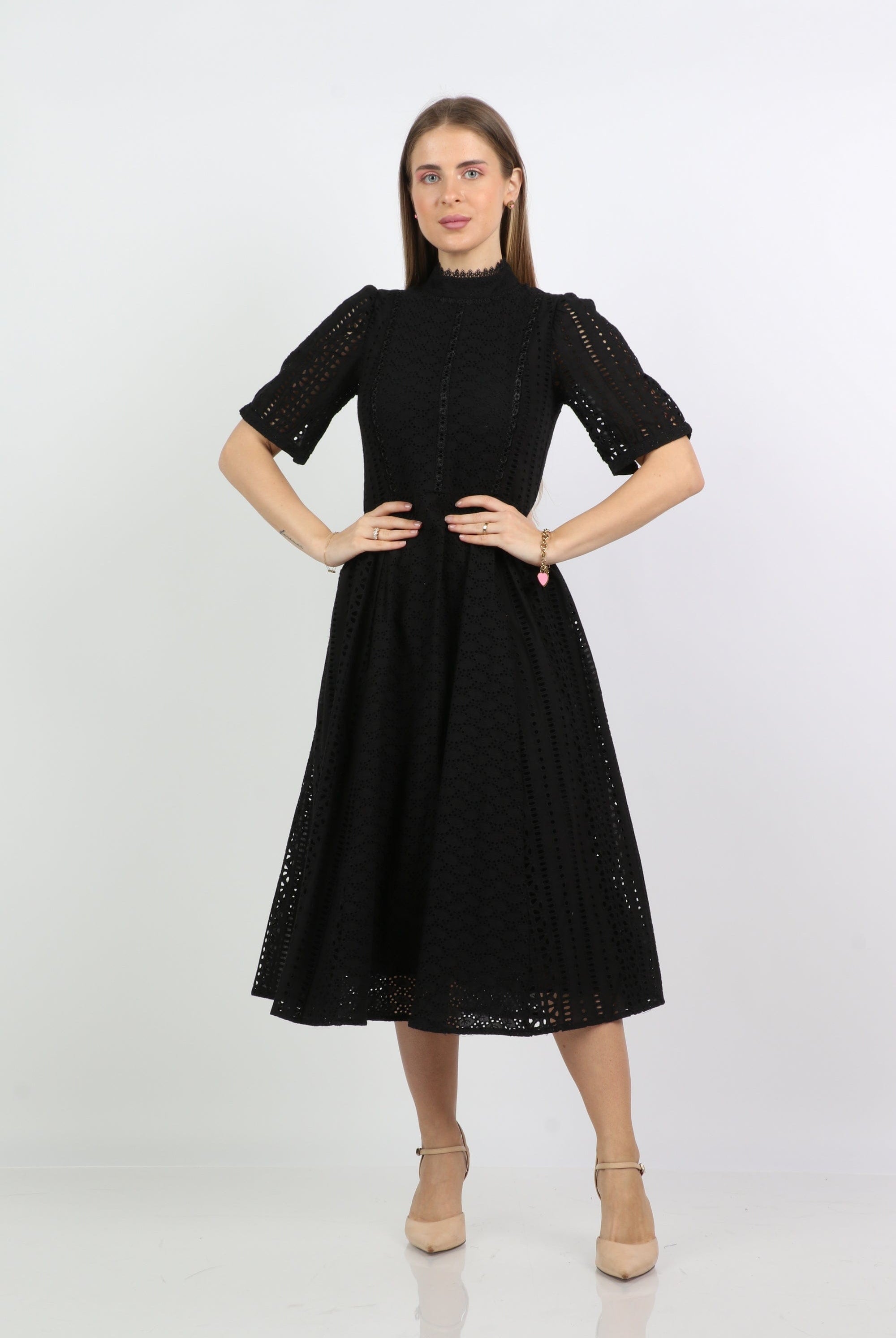 نتشي فستان ميدي دانتيل بكم قصير