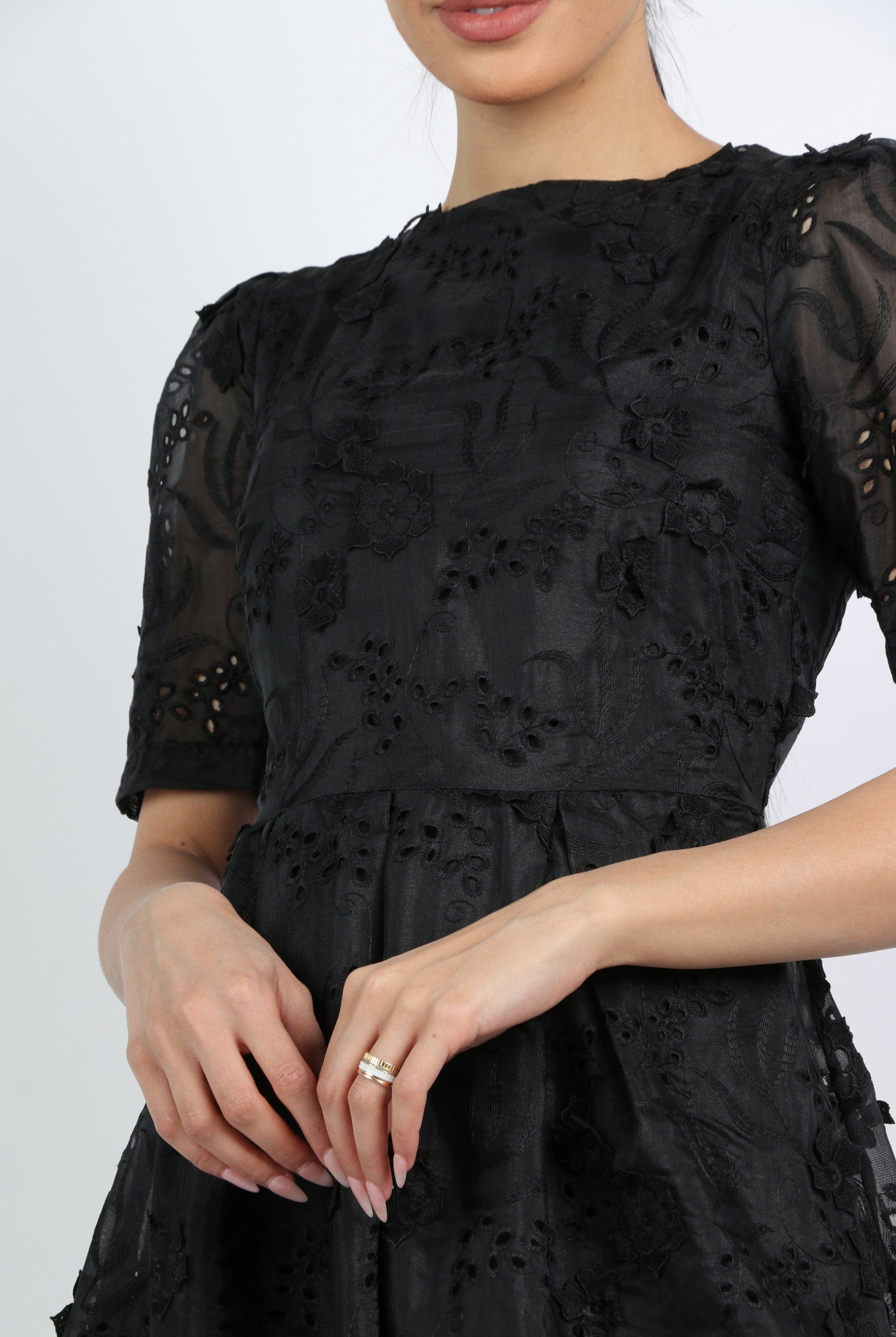 نتشي فستان ميدي دانتيل منفوش بكم قصير