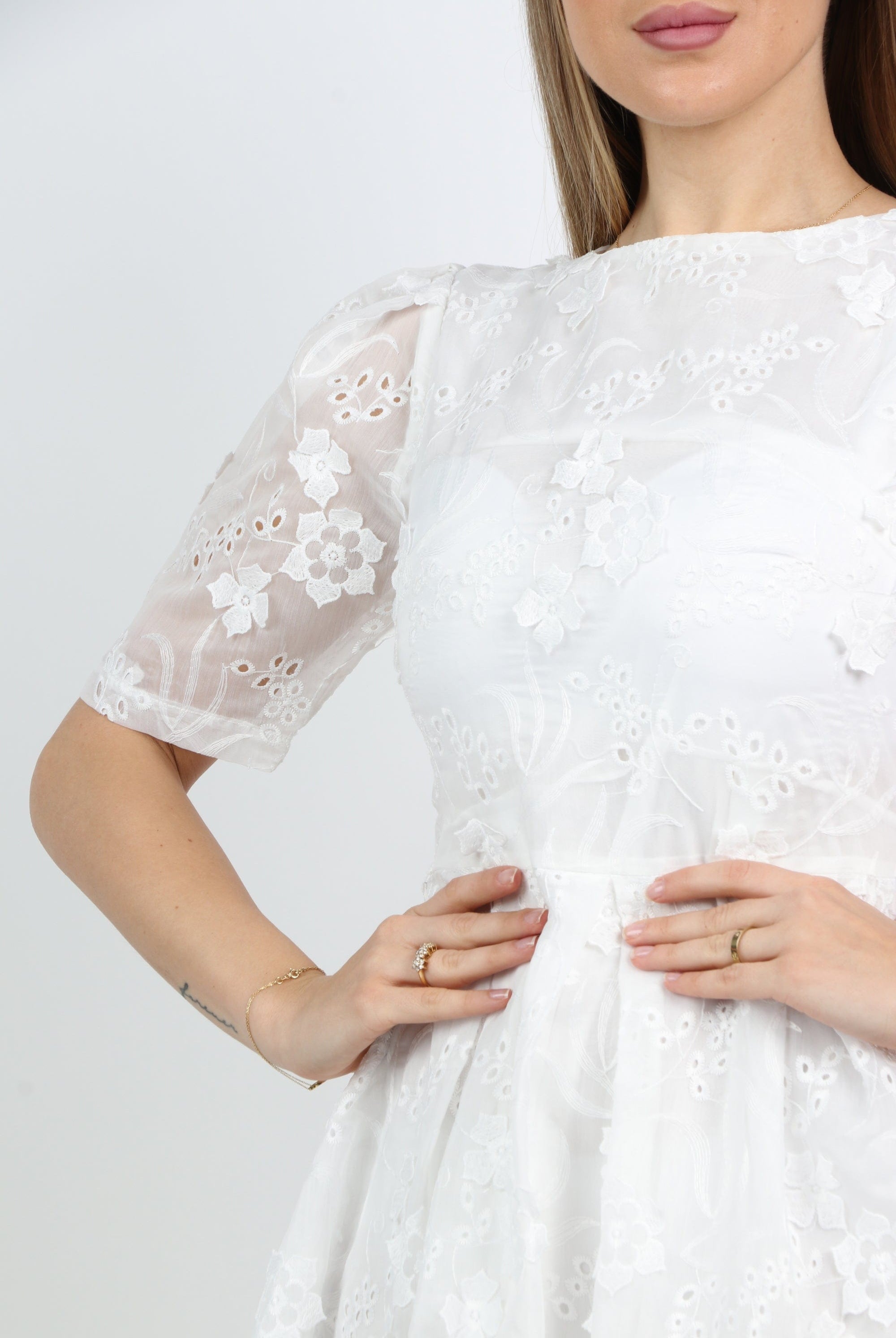 نتشي فستان ميدي دانتيل منفوش بكم قصير