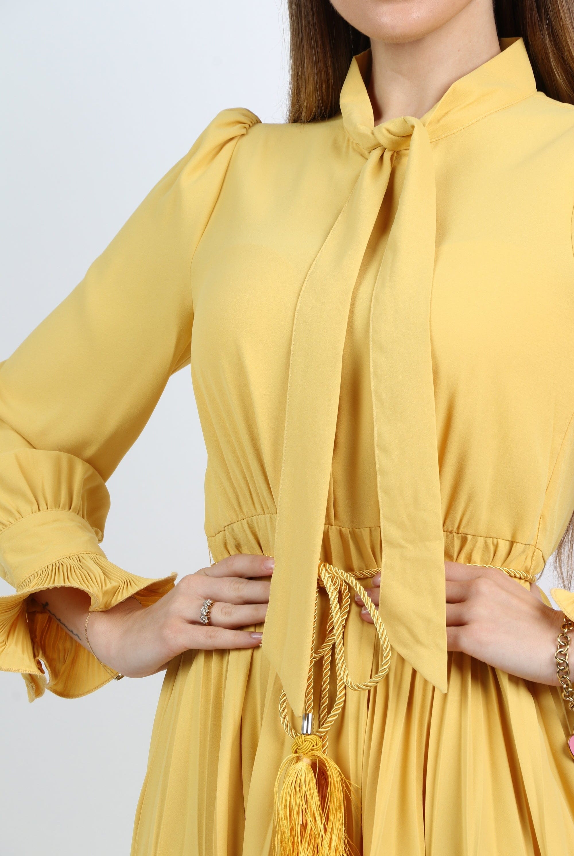 نتشي فستان ميدي بحزام خصر بأكمام طويلة