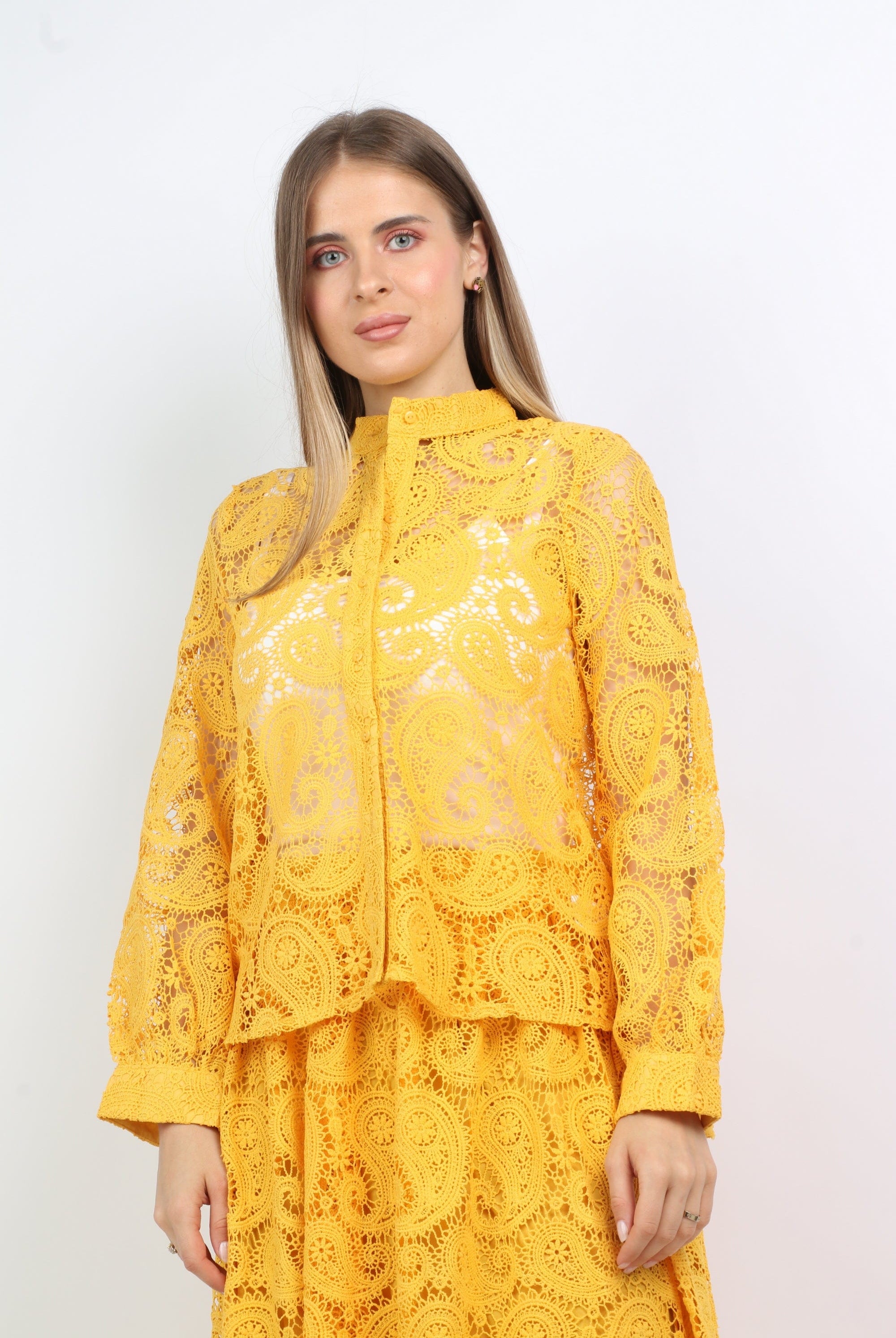 نتشي بلوزة دانتيل أزرار أمامية بياقة كم طويل نسائي