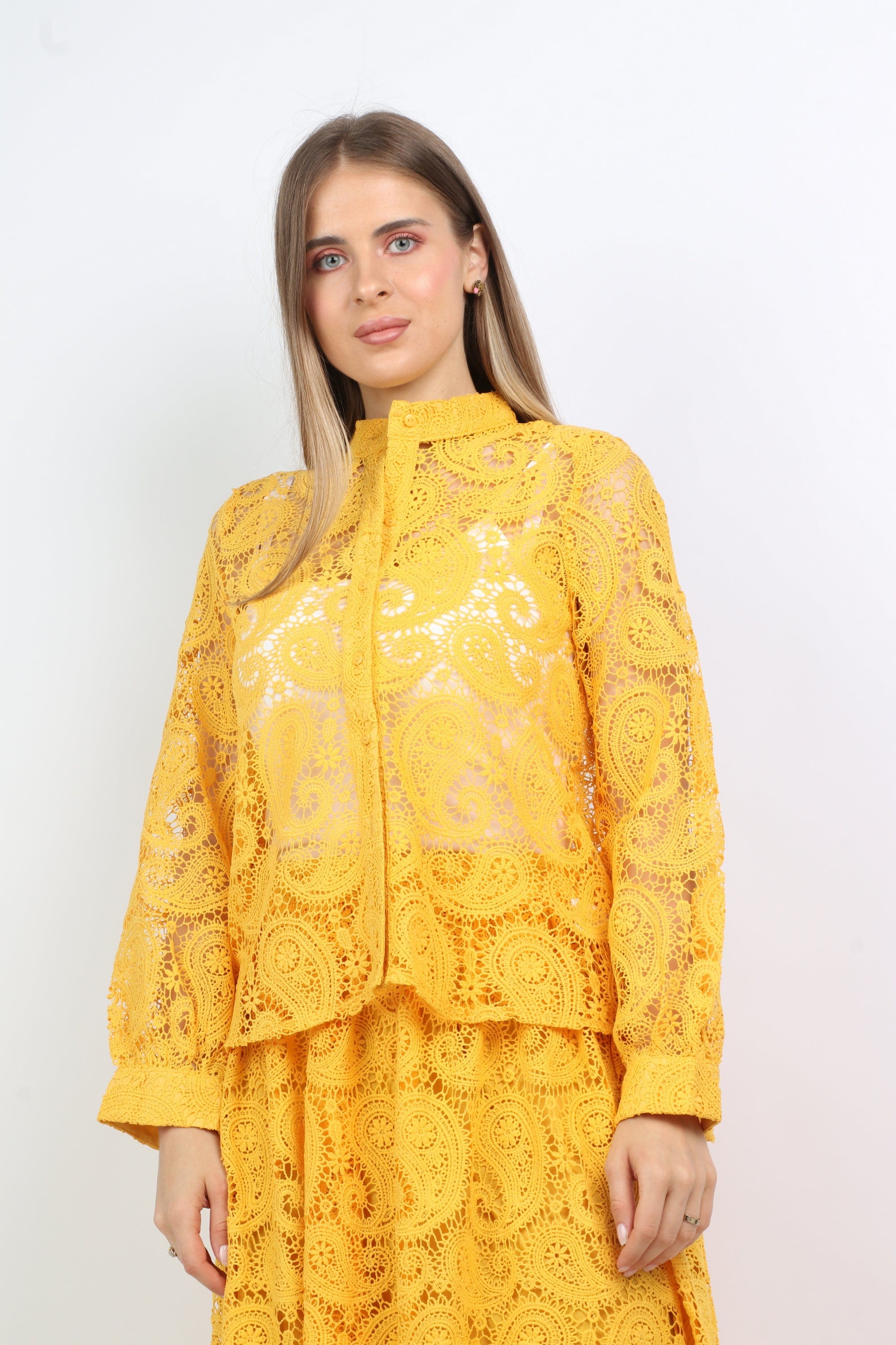 نتشي بلوزة دانتيل أزرار أمامية بياقة كم طويل نسائي