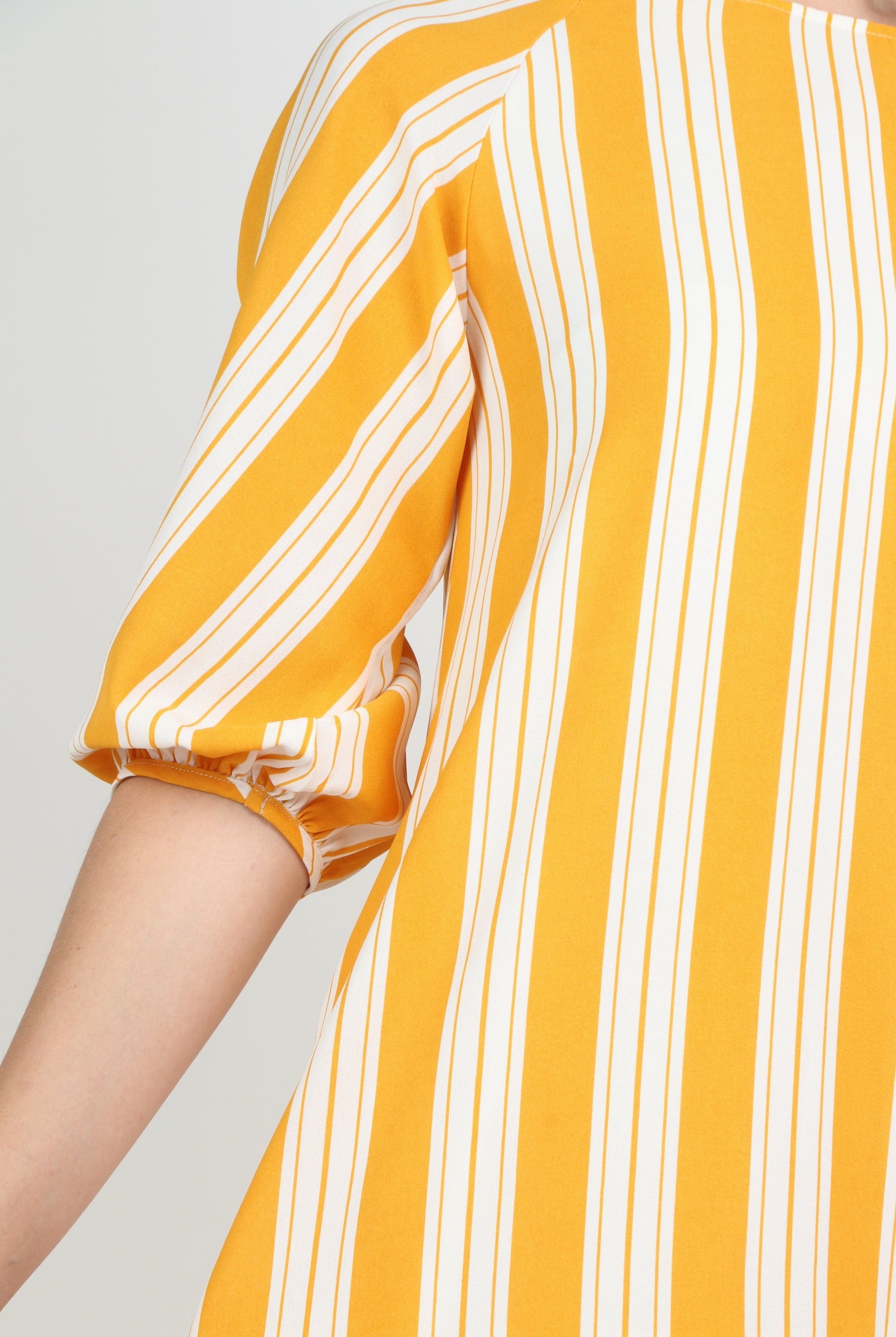 نتشي فستان ميدي مخطط واسع كم قصير