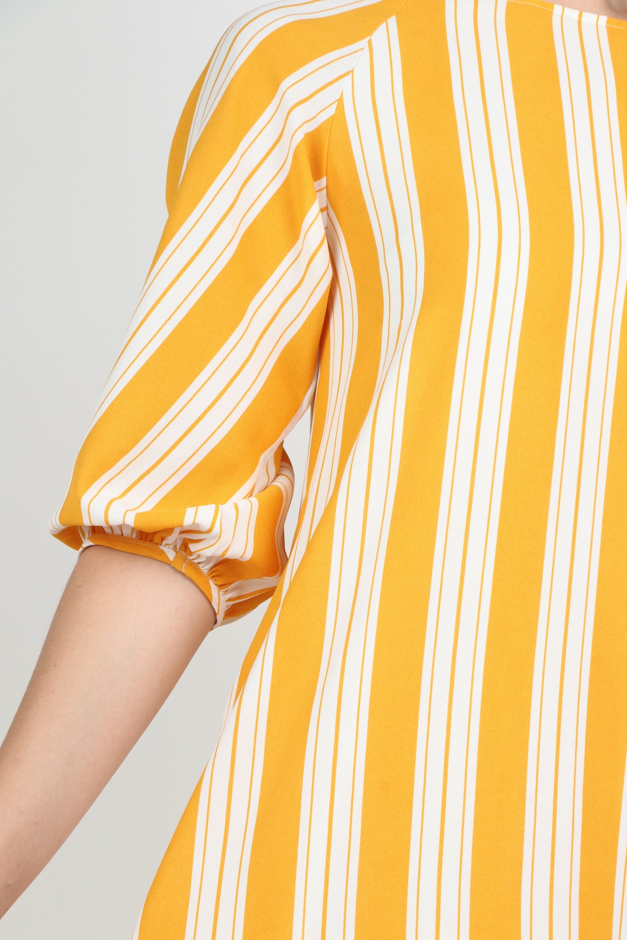 نتشي فستان ميدي مخطط واسع كم قصير