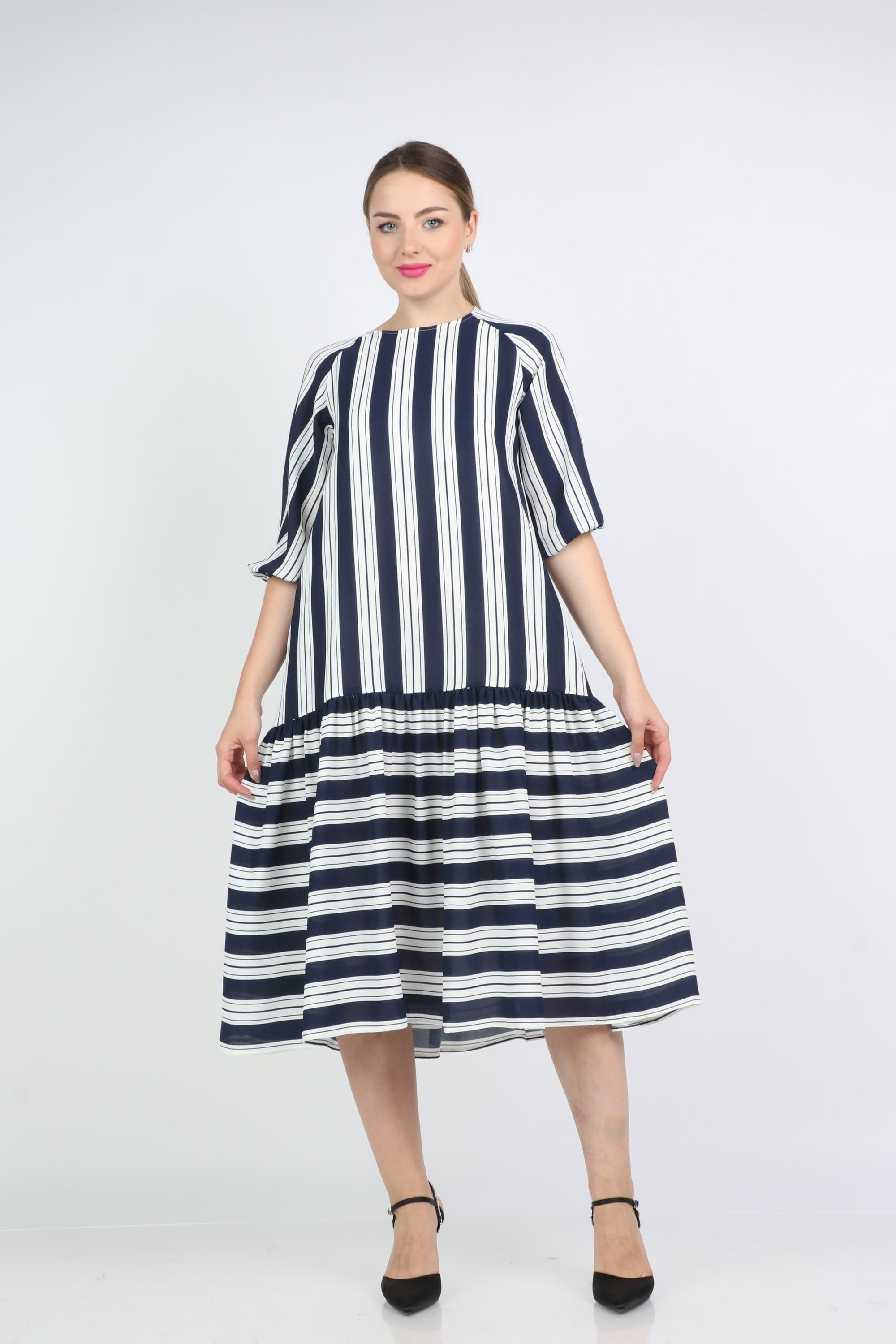 نتشي فستان ميدي مخطط واسع كم قصير