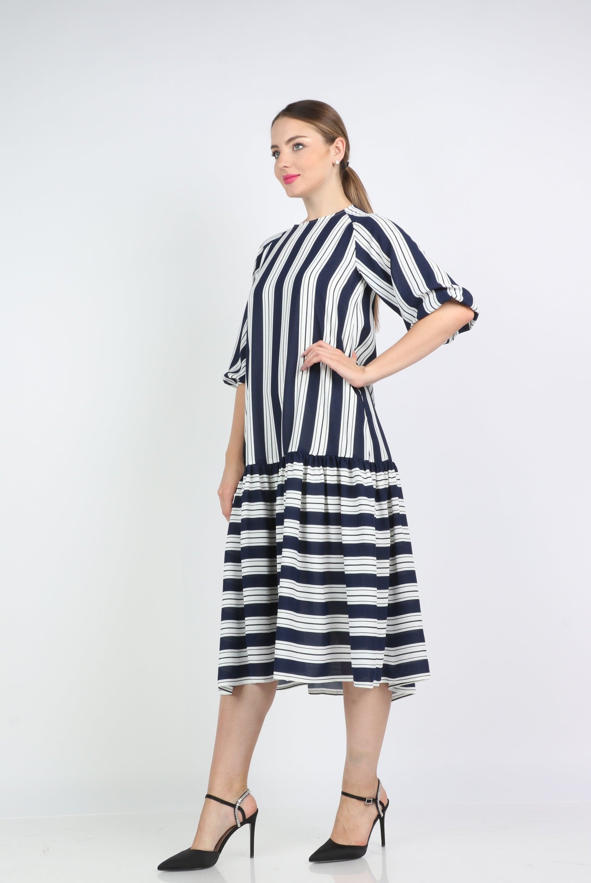 نتشي فستان ميدي مخطط واسع كم قصير