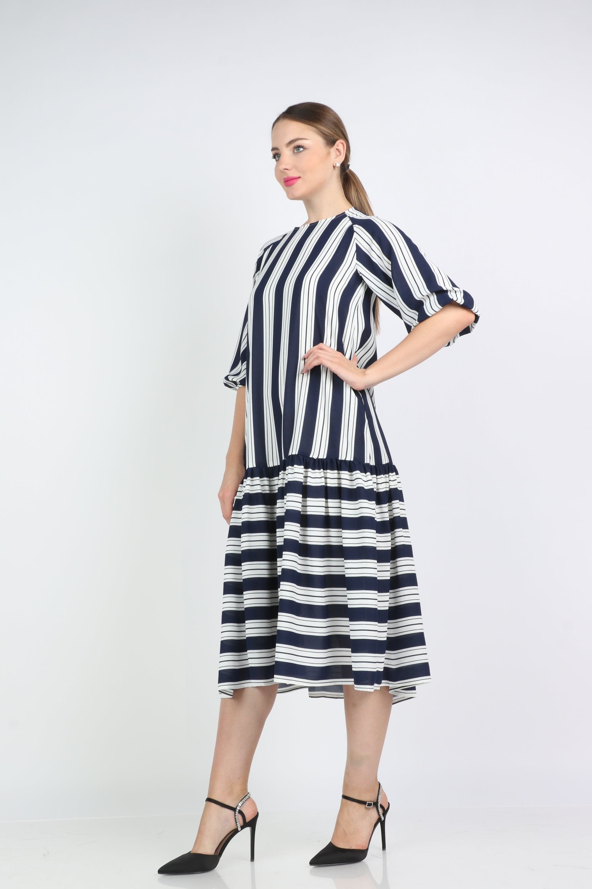 نتشي فستان ميدي مخطط واسع كم قصير