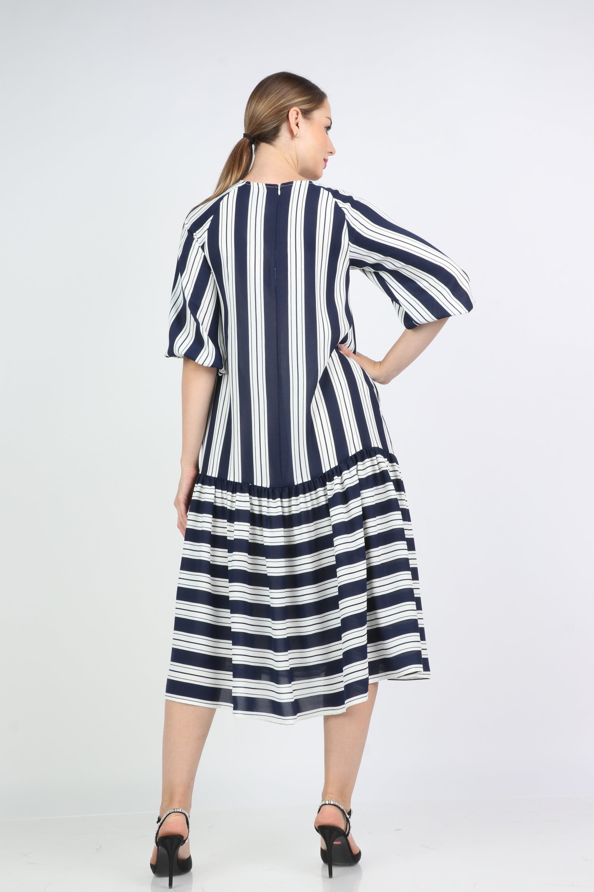 نتشي فستان ميدي مخطط واسع كم قصير