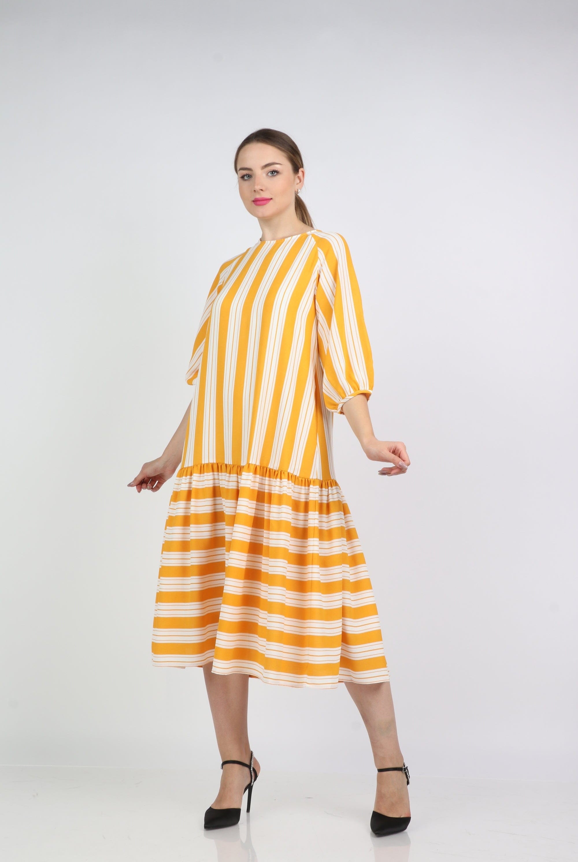 نتشي فستان ميدي مخطط واسع كم قصير