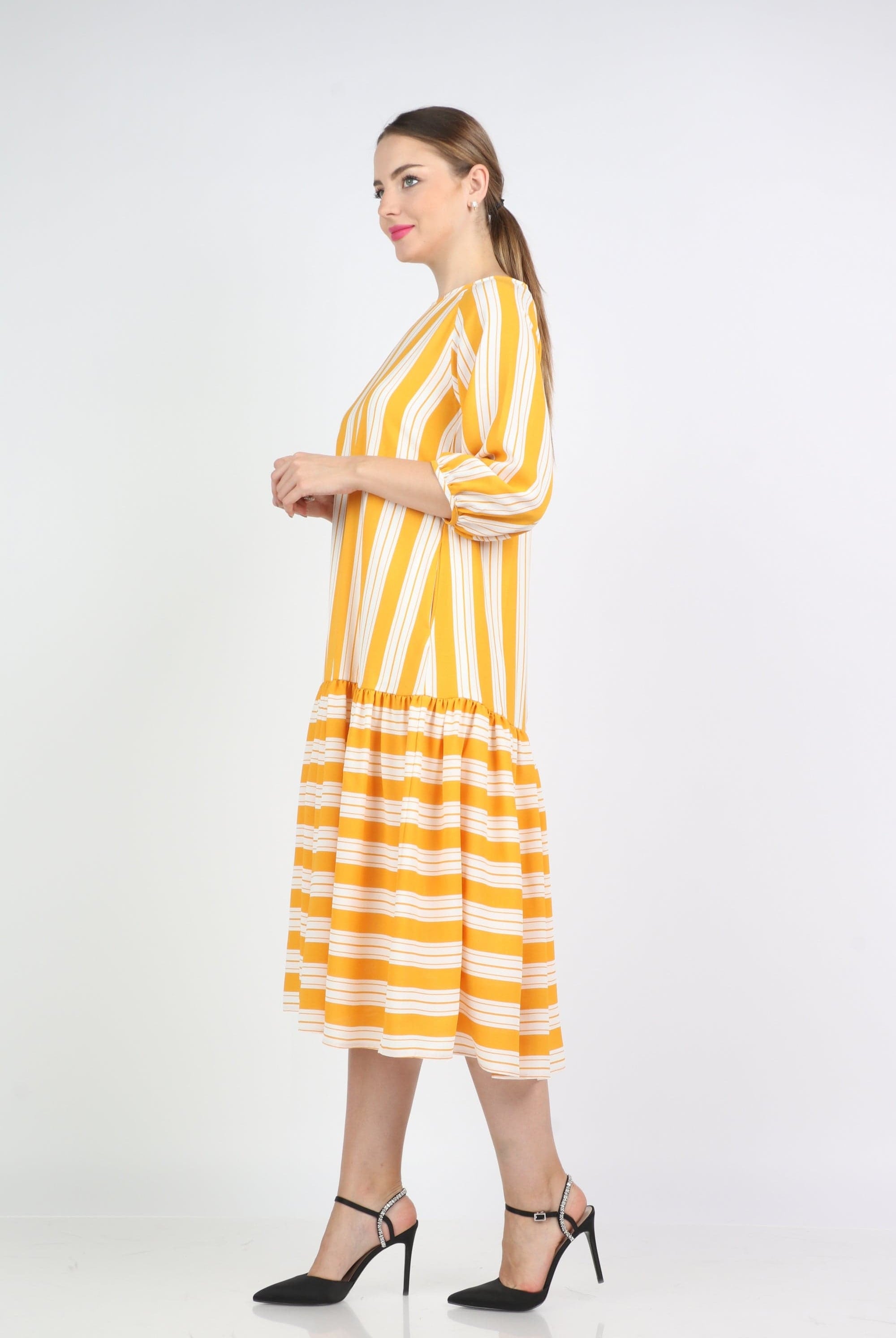 نتشي فستان ميدي مخطط واسع كم قصير