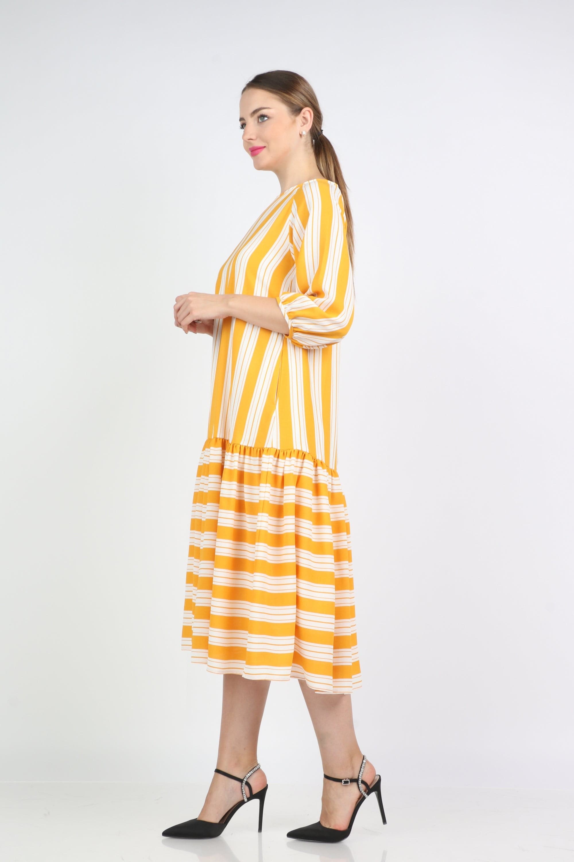 نتشي فستان ميدي مخطط واسع كم قصير