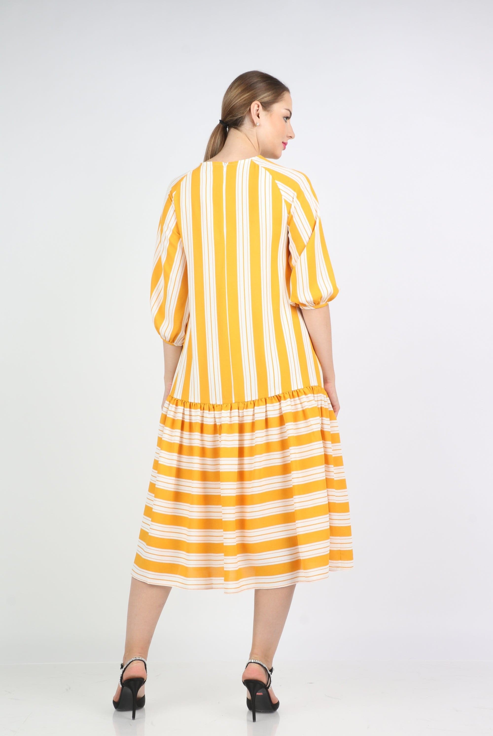 نتشي فستان ميدي مخطط واسع كم قصير