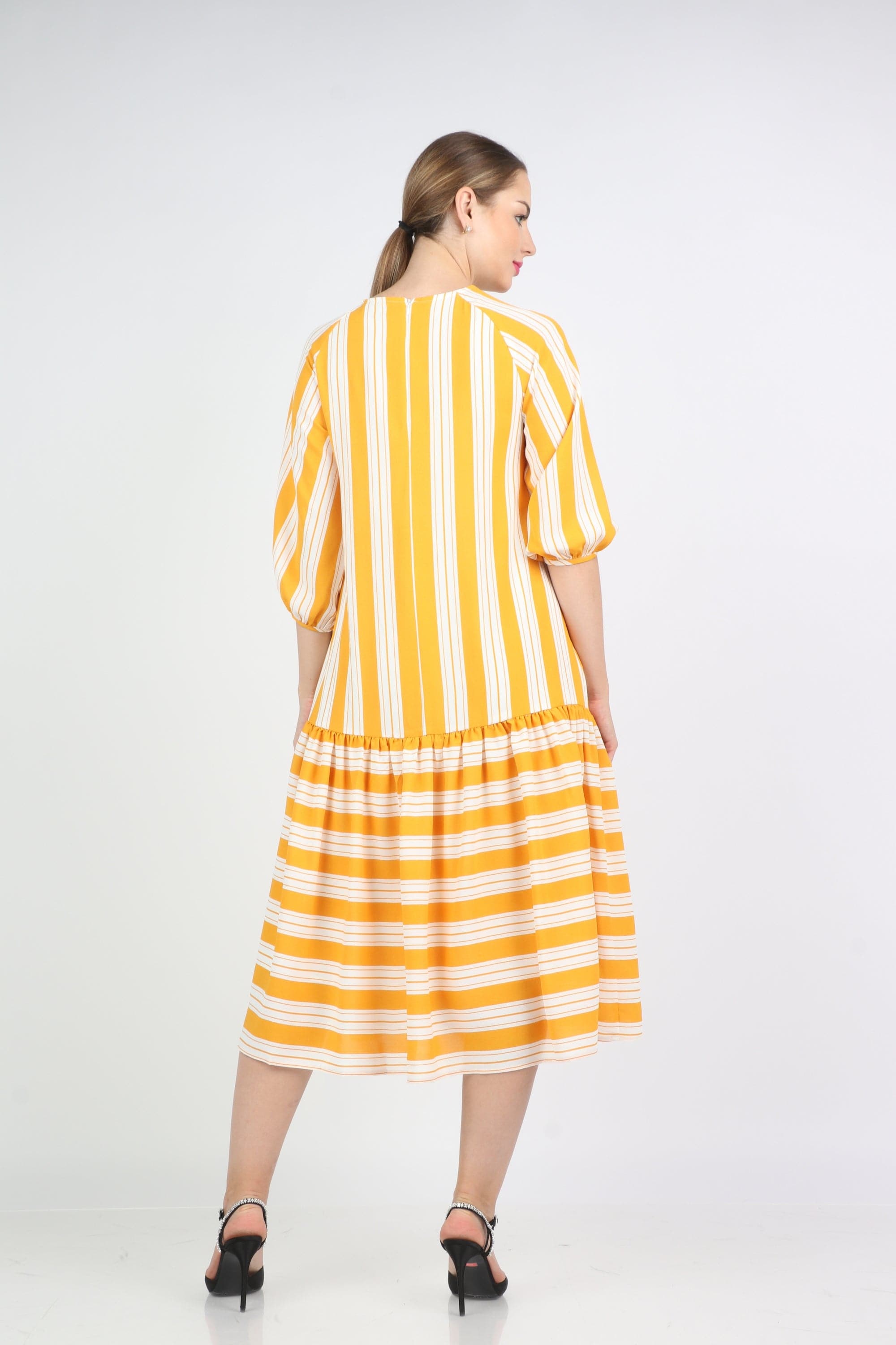 نتشي فستان ميدي مخطط واسع كم قصير