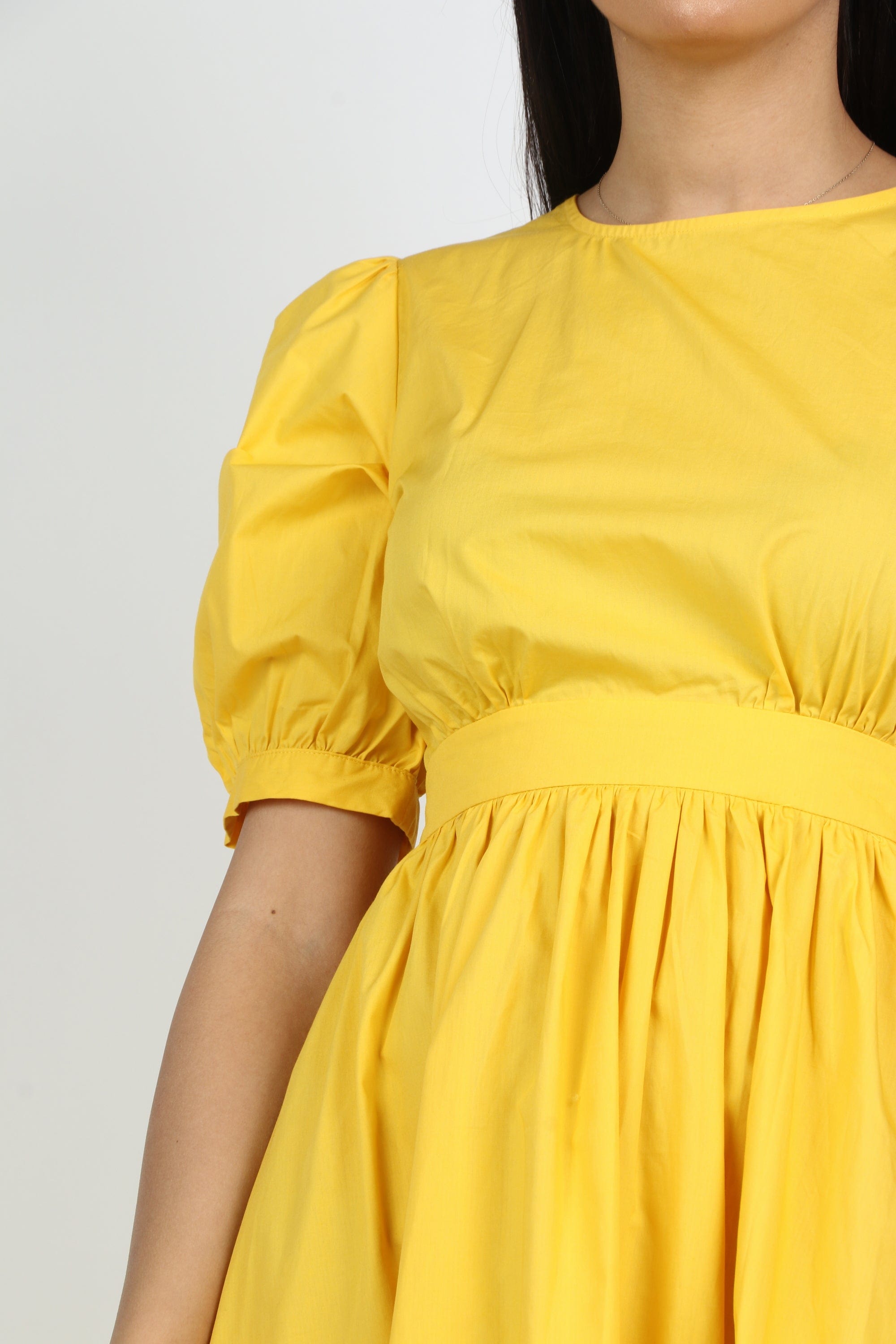 نتشي فستان ميدي مخصر بكتف منفوخ بكم قصير