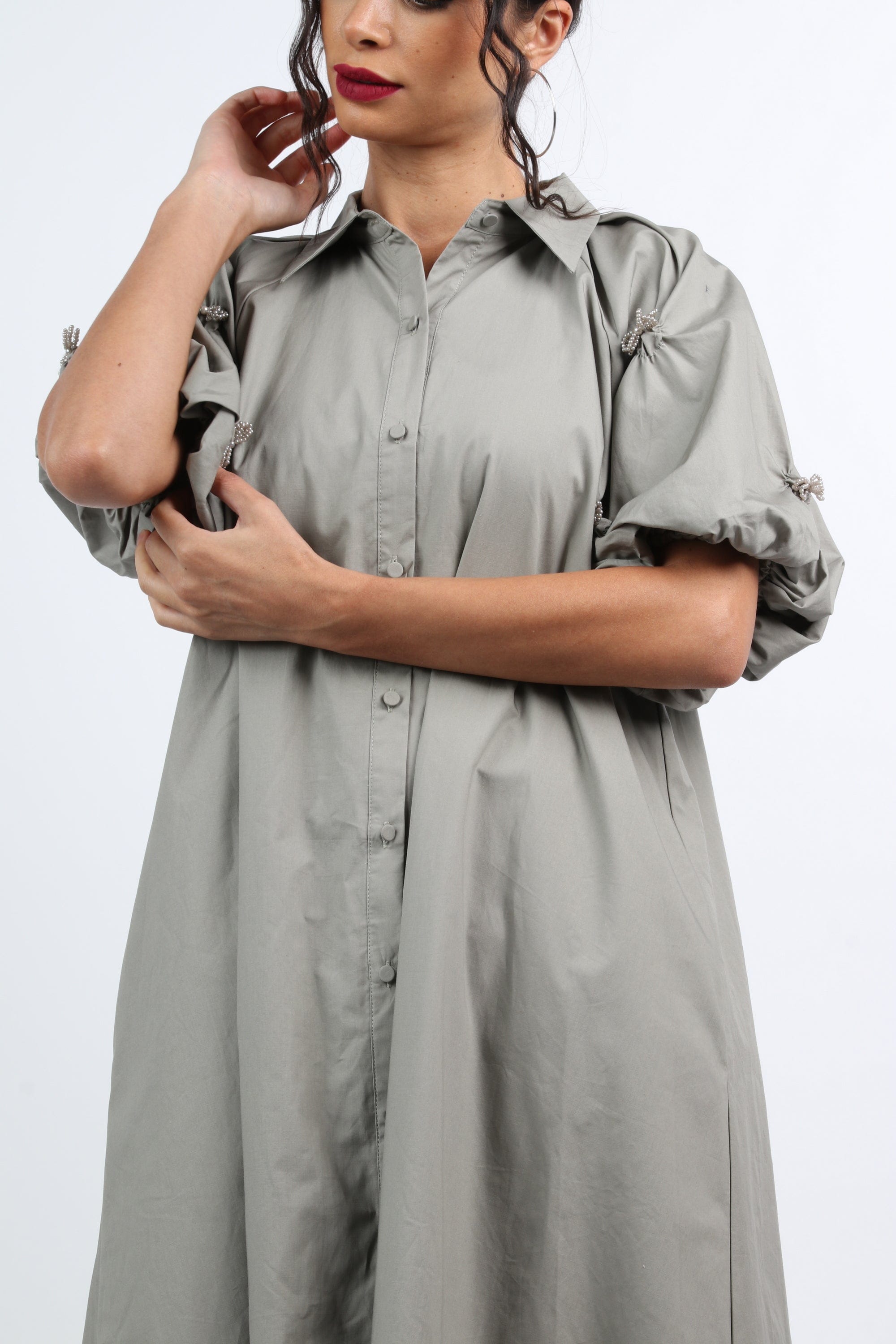 نتشي فستان ميدي بأزرار أمامية بكم قصير