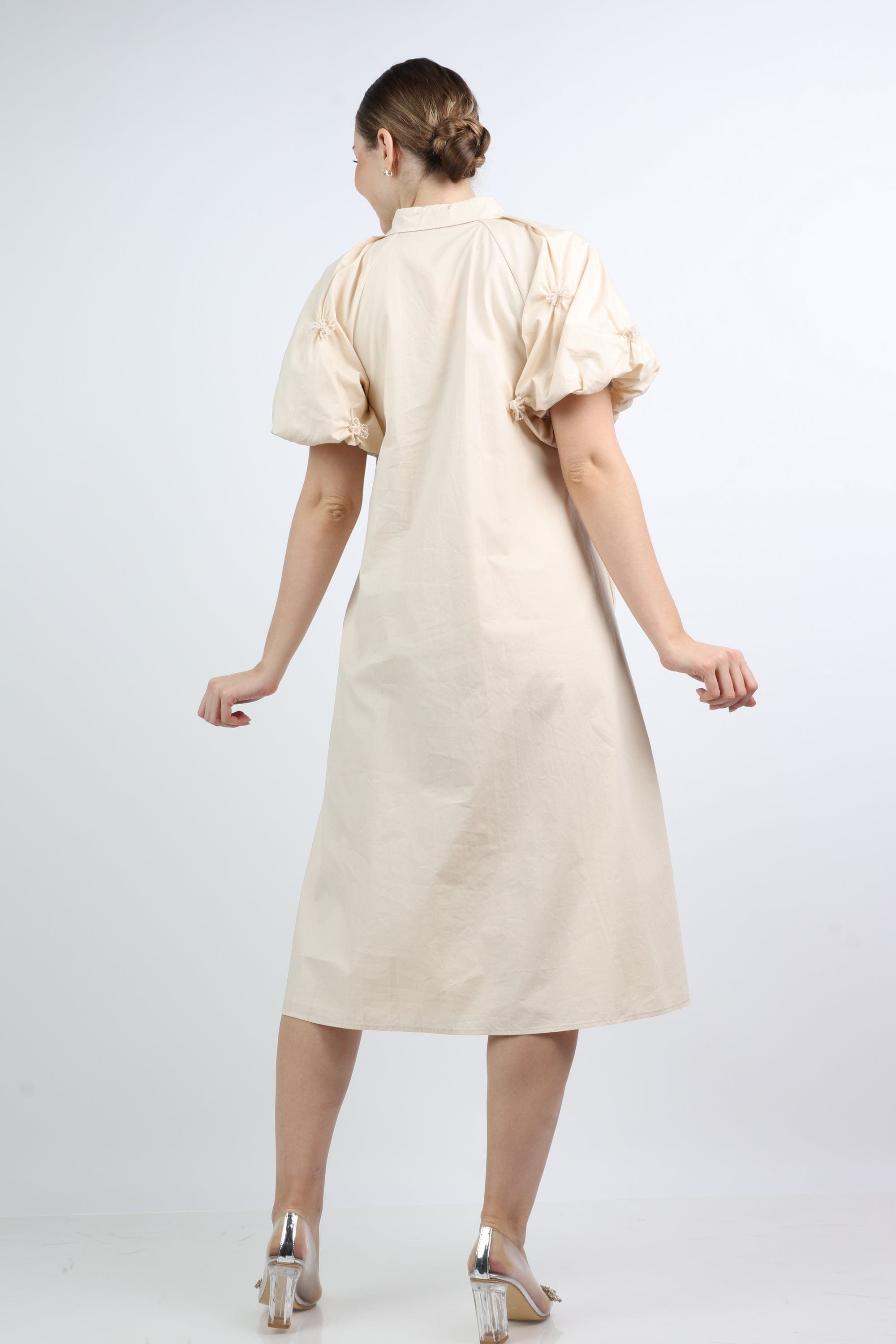 نتشي فستان ميدي بأزرار أمامية بكم قصير