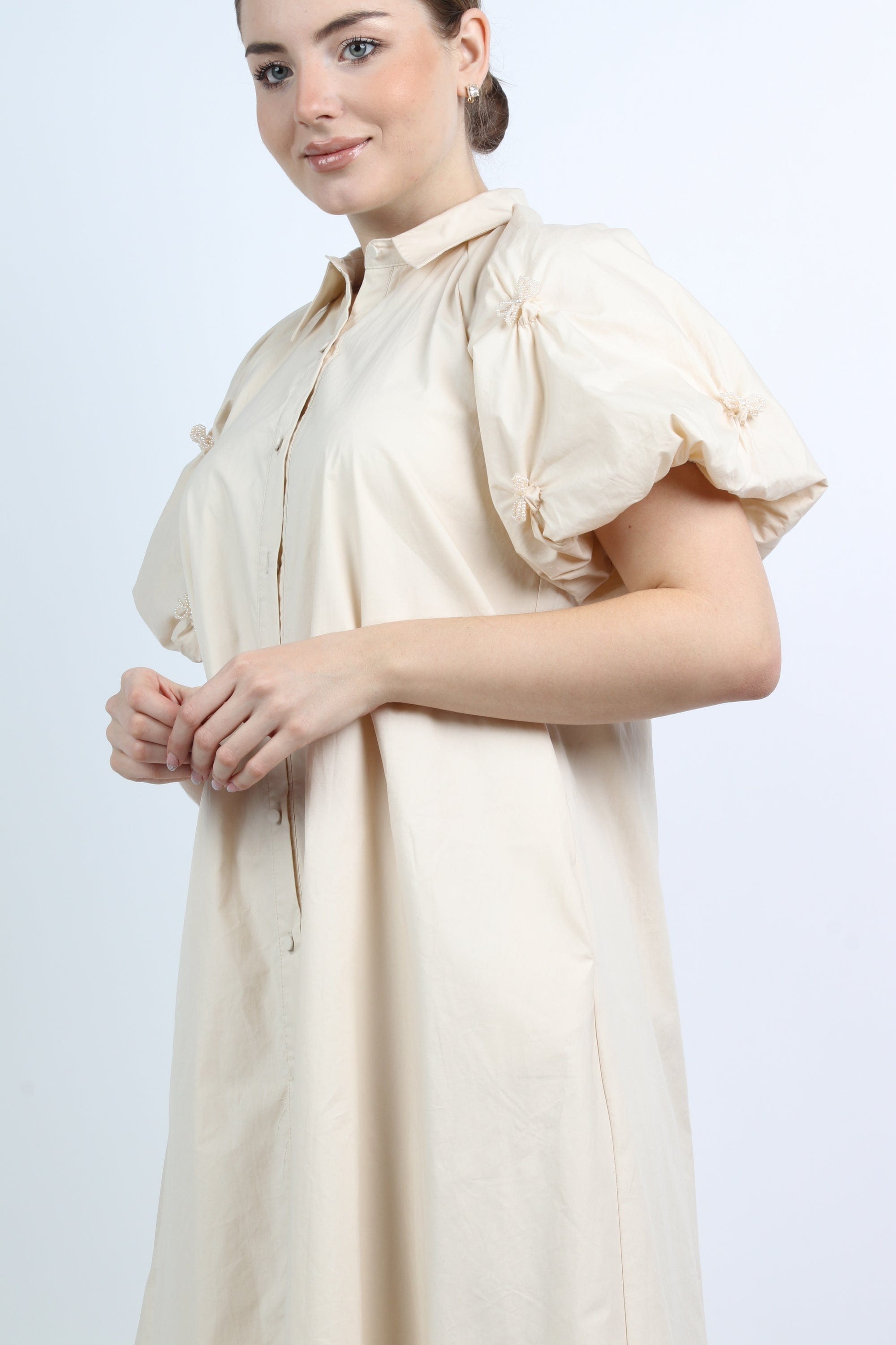 نتشي فستان ميدي بأزرار أمامية بكم قصير