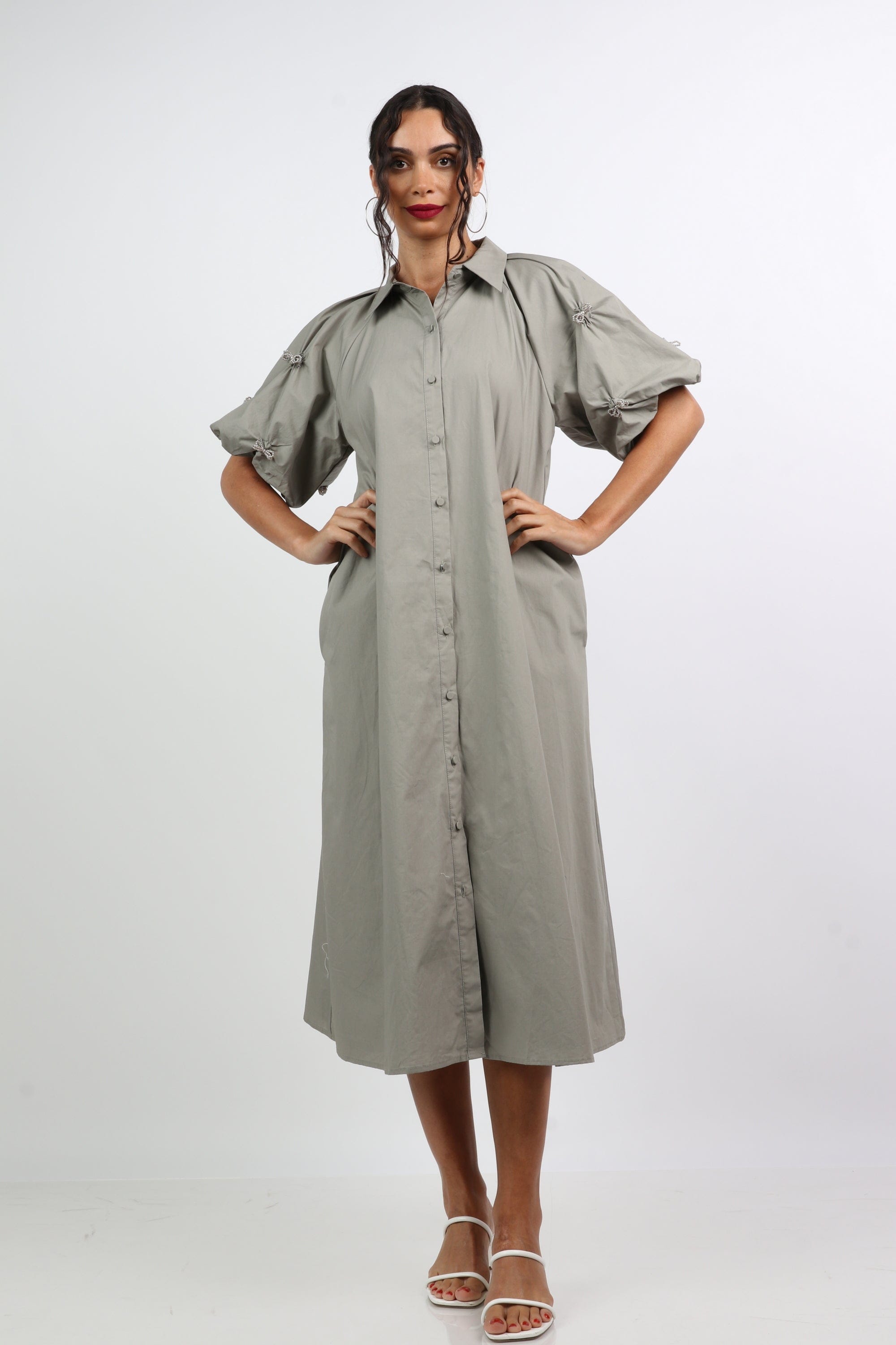 نتشي فستان ميدي بأزرار أمامية بكم قصير