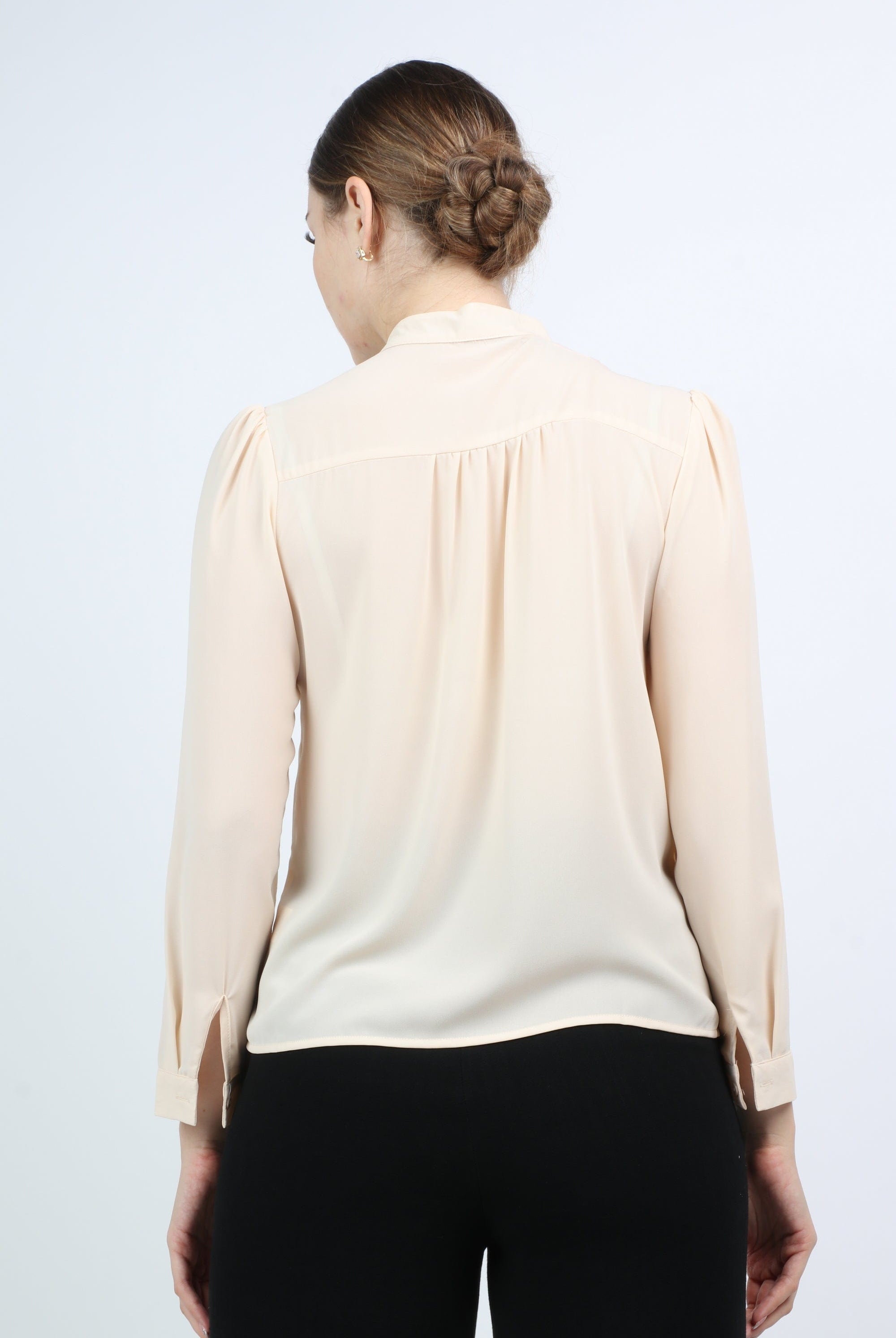 نتشي بلوزة بفيونكة سادة مع كم طويل نسائي