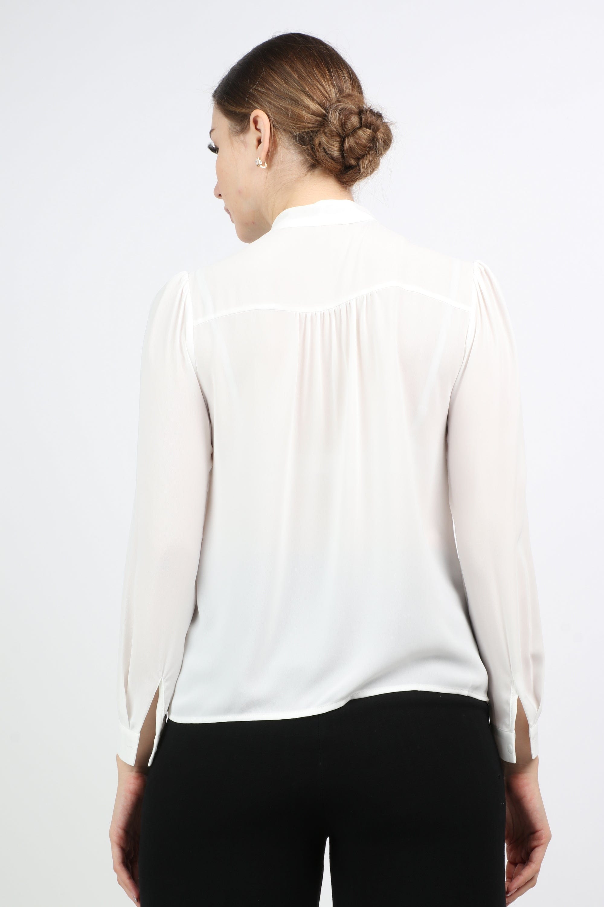 نتشي بلوزة بفيونكة سادة مع كم طويل نسائي