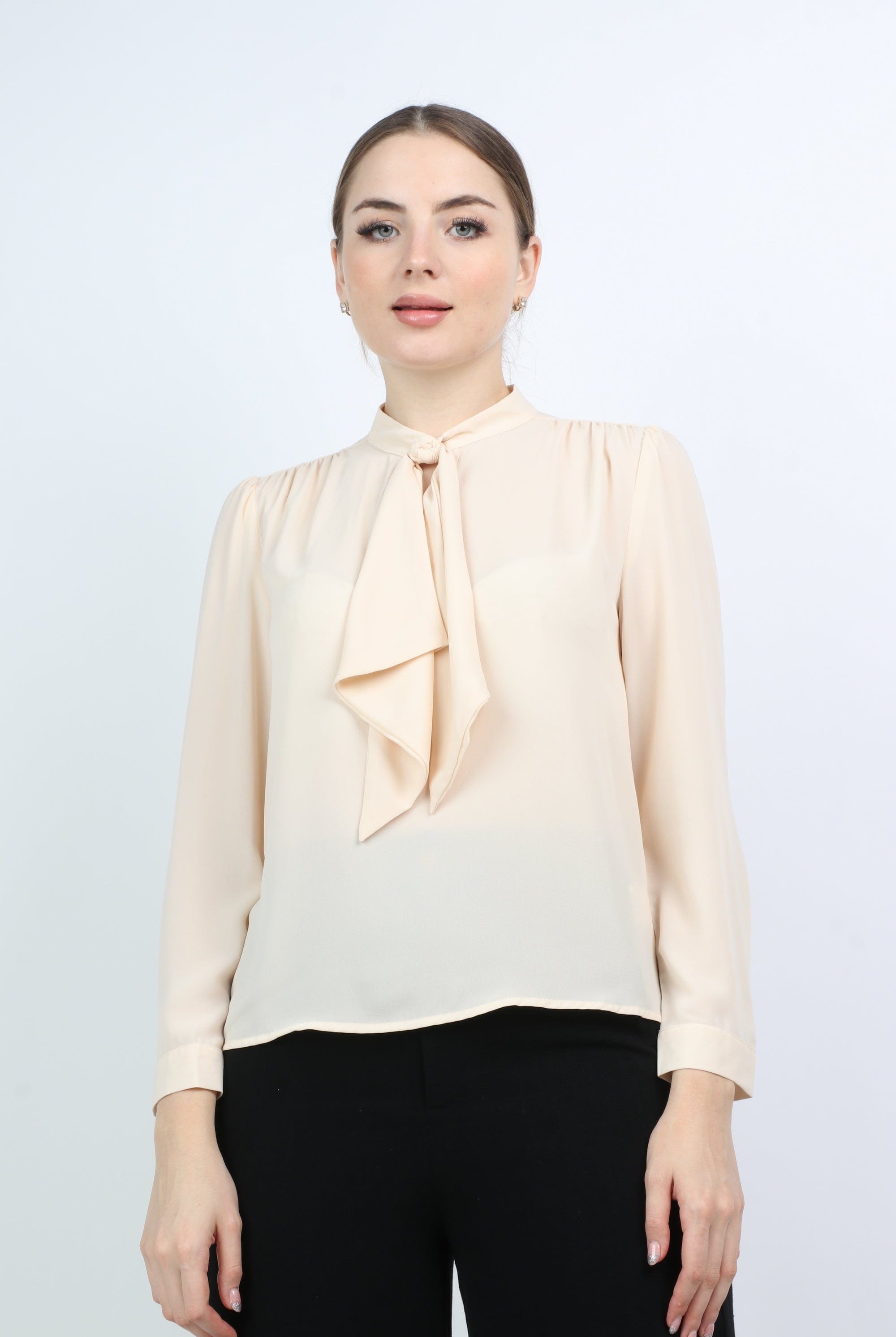 نتشي بلوزة بفيونكة سادة مع كم طويل نسائي