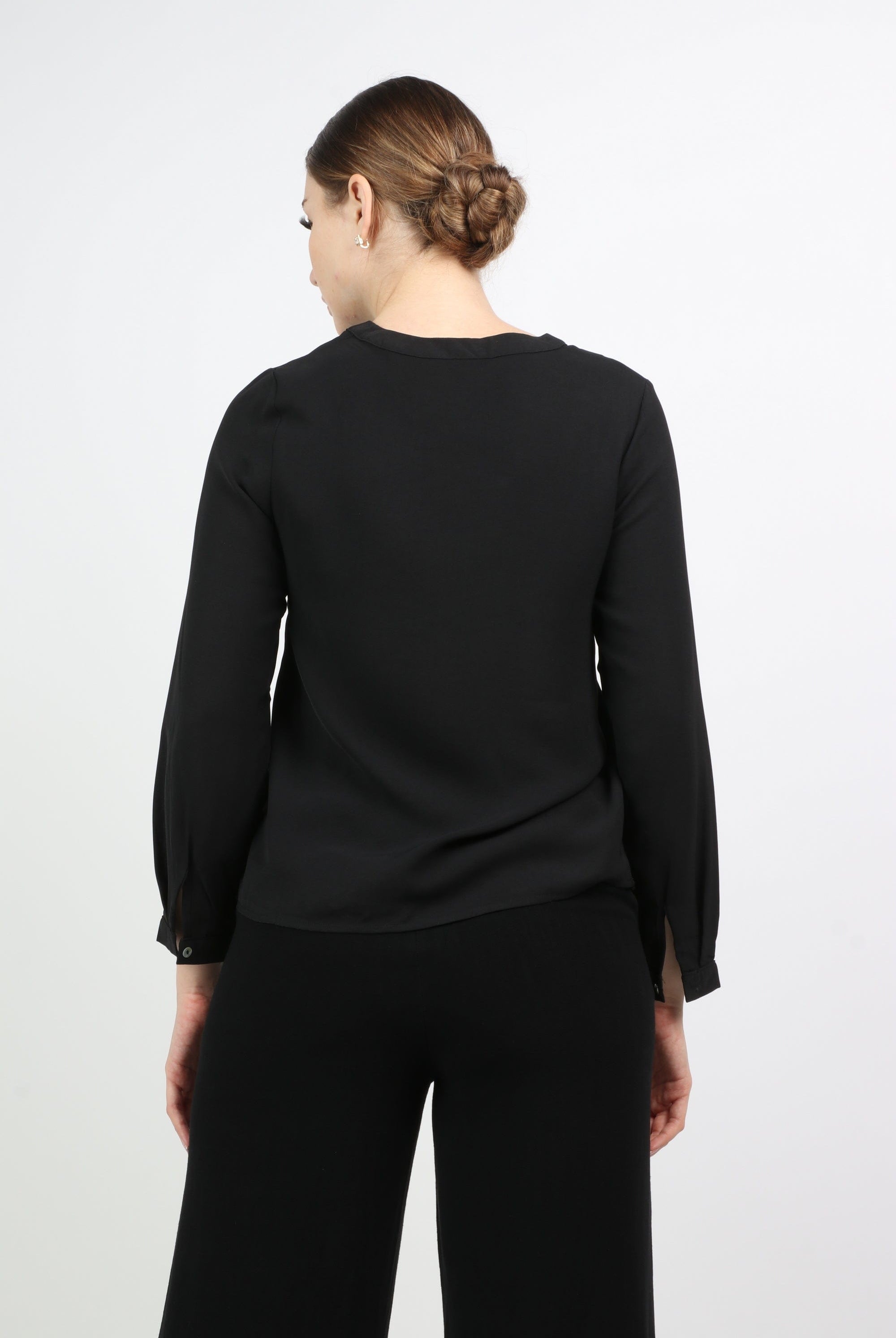 نتشي بلوزة سادة سبعة بأزرار على الصدر كم طويل نسائي