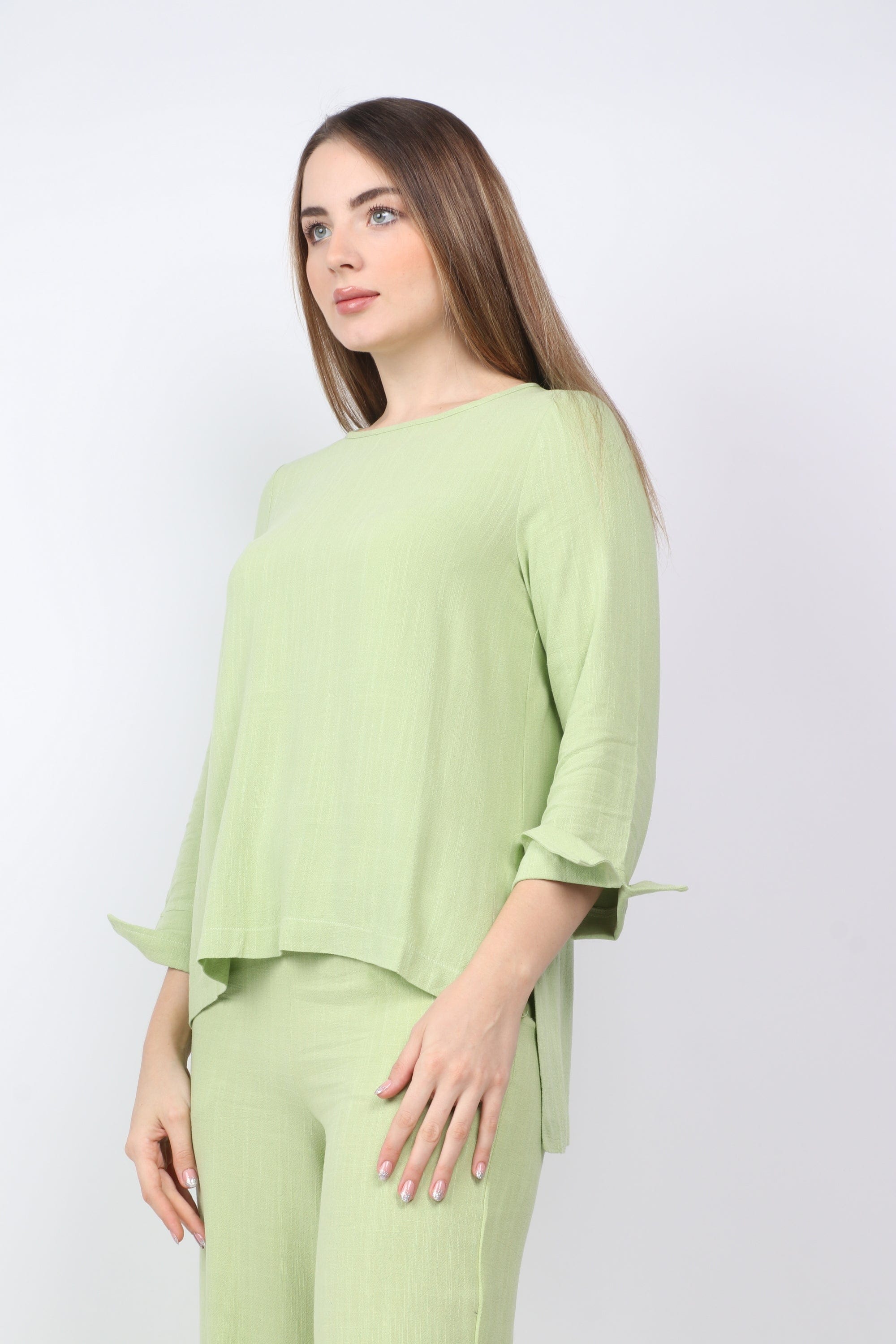 نتشي بلوزة سادة طويلة من الخلف قصيرة من الأمام بكم طويل نسائي