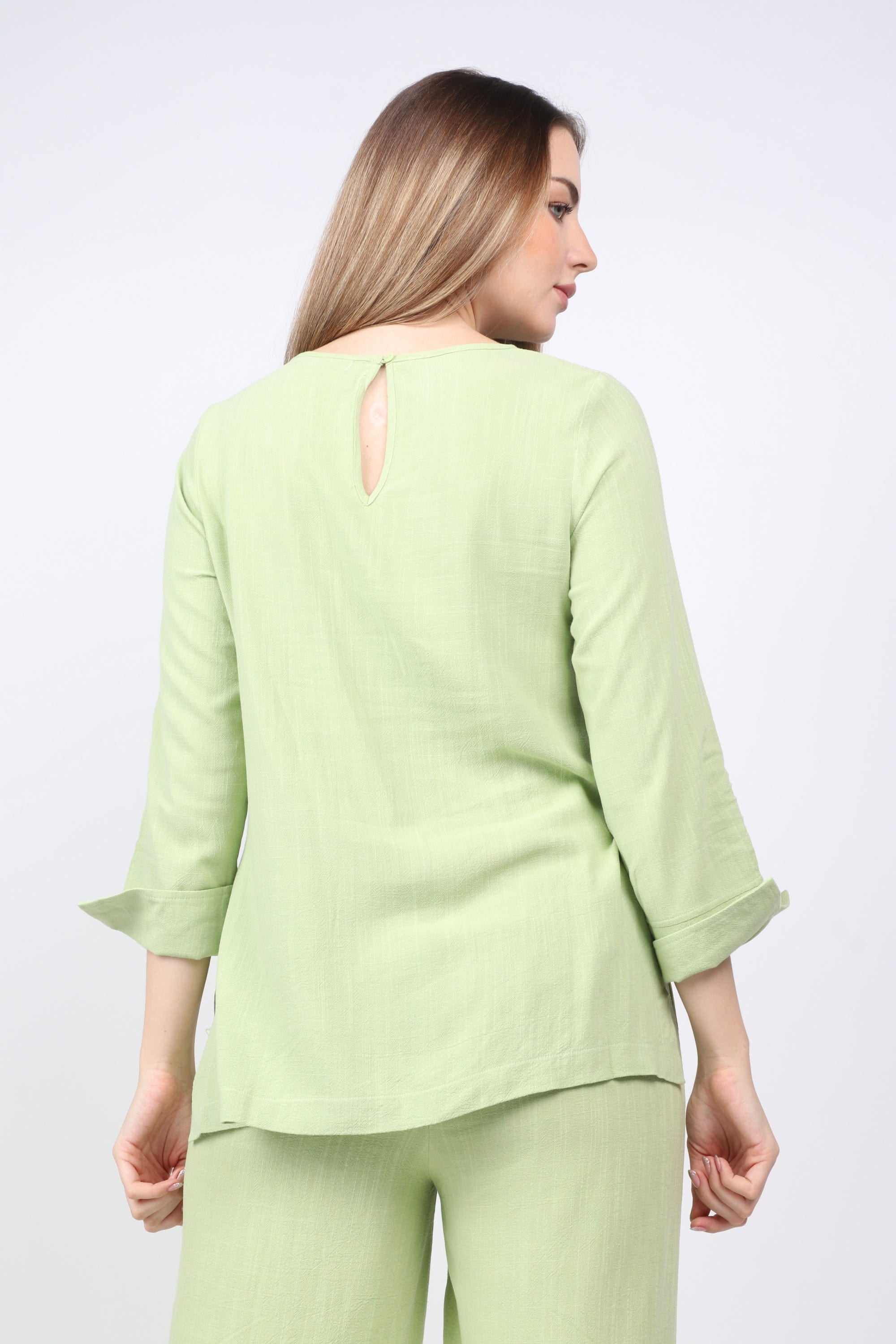 نتشي بلوزة سادة طويلة من الخلف قصيرة من الأمام بكم طويل نسائي