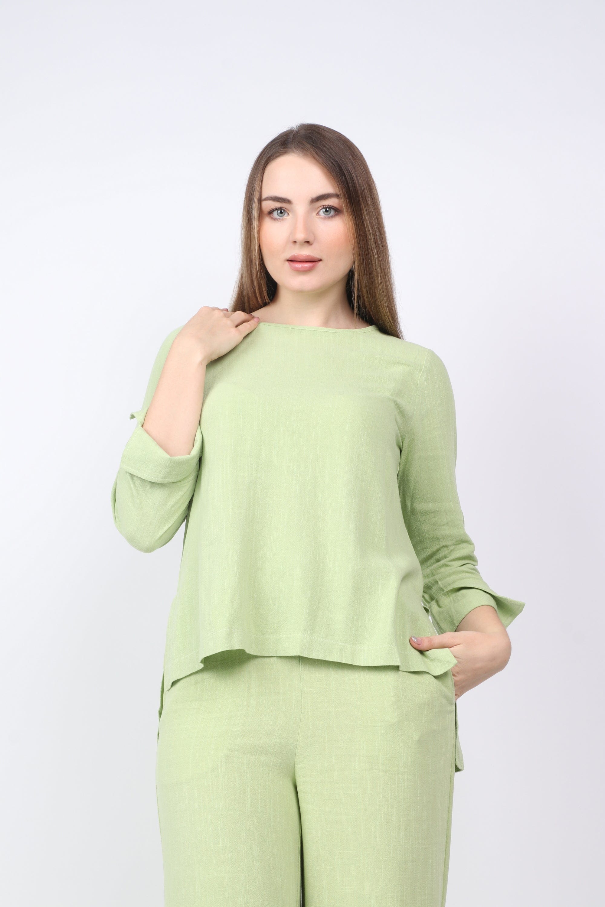 نتشي بلوزة سادة طويلة من الخلف قصيرة من الأمام بكم طويل نسائي