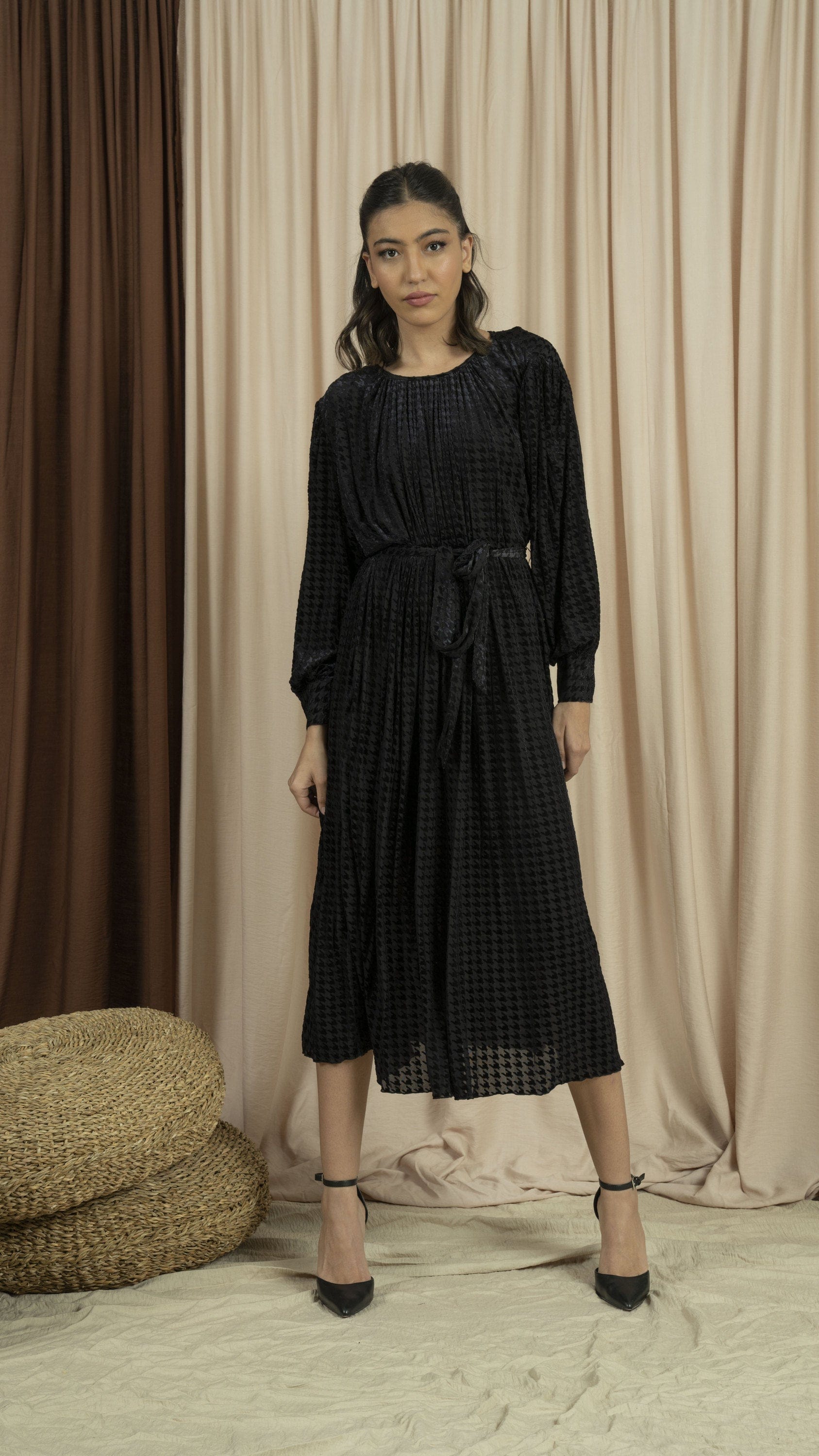 نتشي فستان ميدي بأكمام طويلة برباط علي الخصر أسود