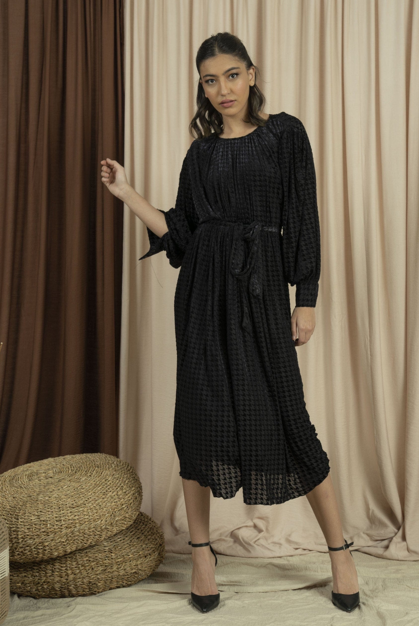 نتشي فستان ميدي بأكمام طويلة برباط علي الخصر أسود