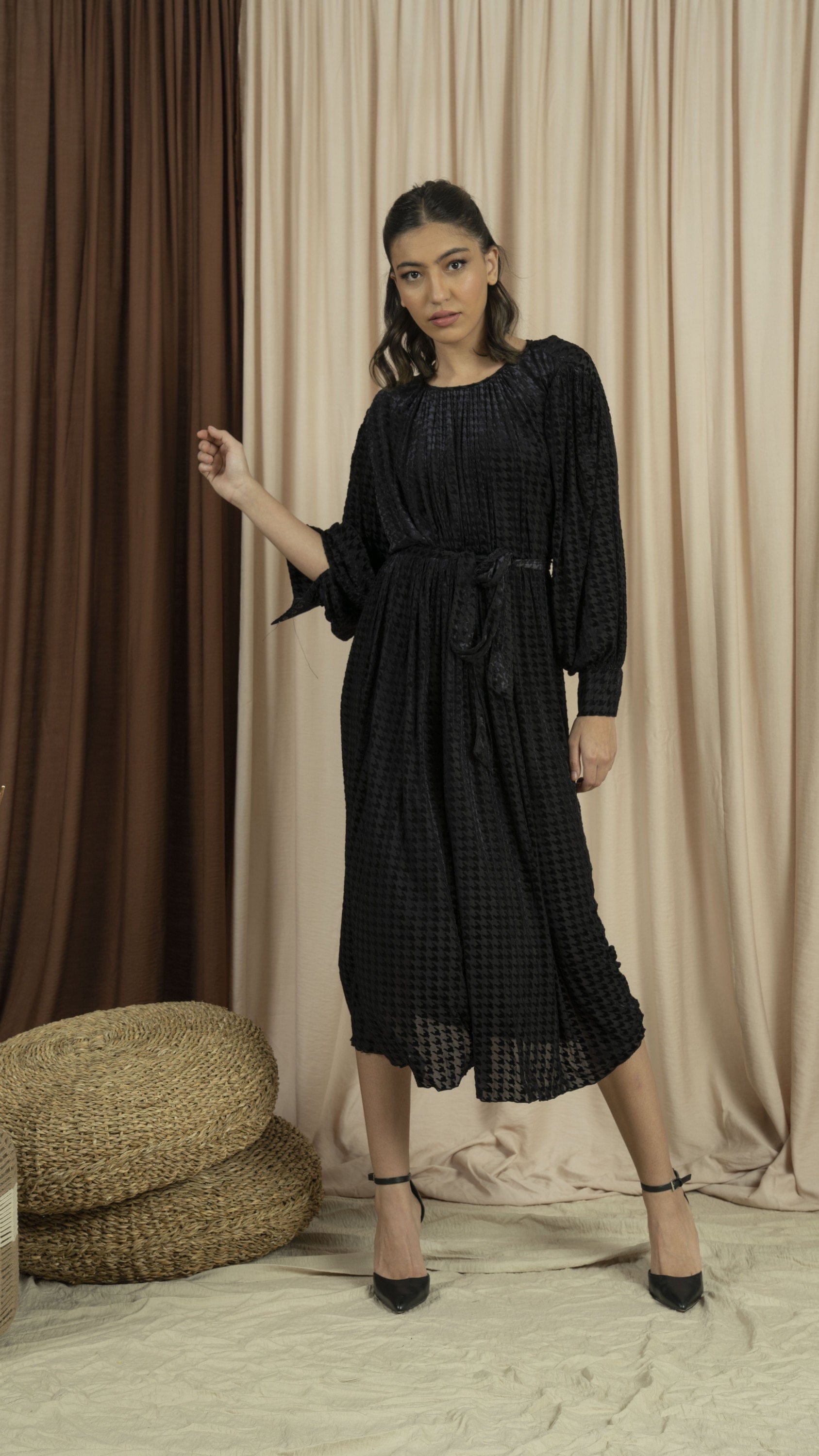 نتشي فستان ميدي بأكمام طويلة برباط علي الخصر أسود