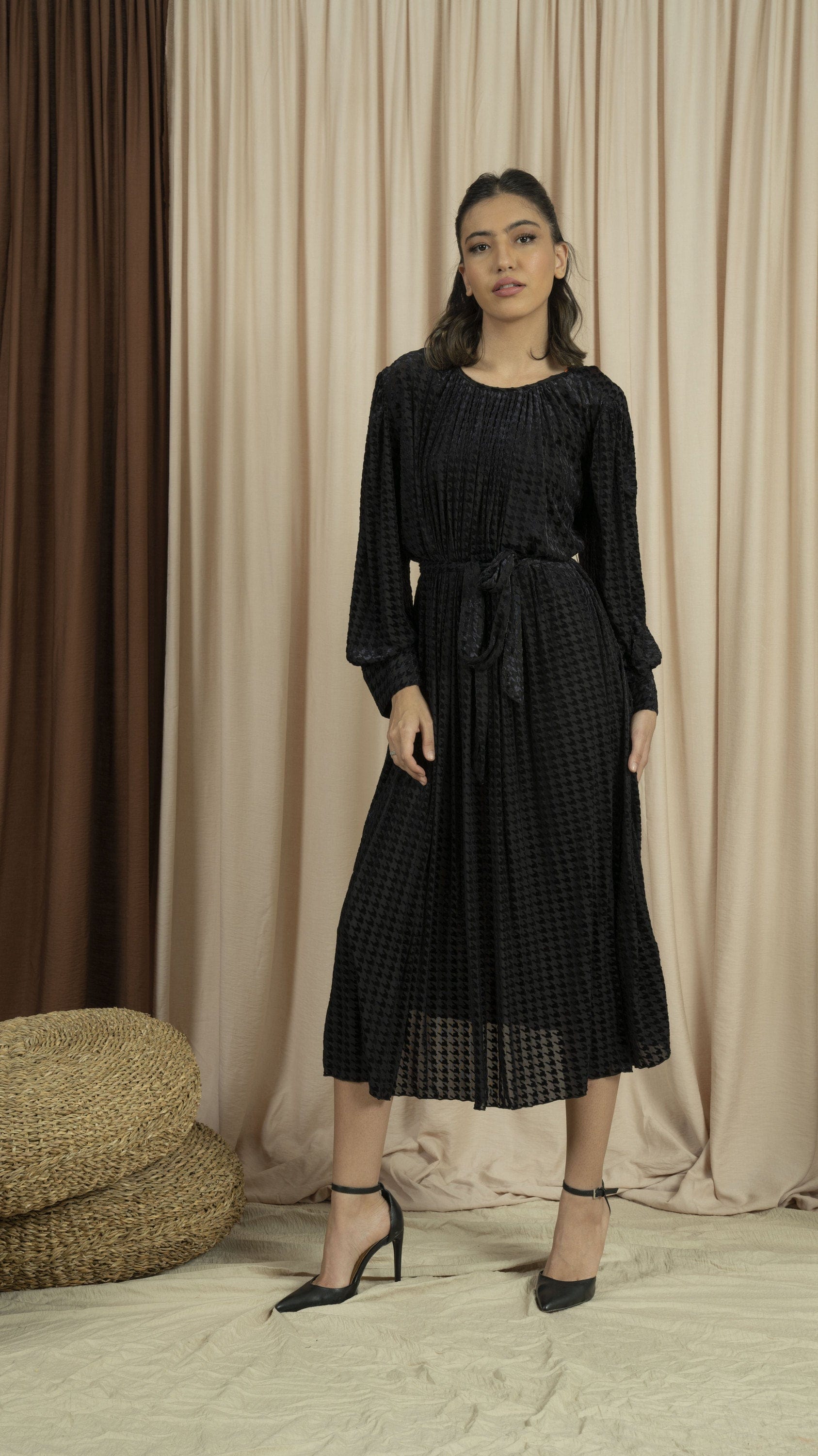 نتشي فستان ميدي بأكمام طويلة برباط علي الخصر أسود