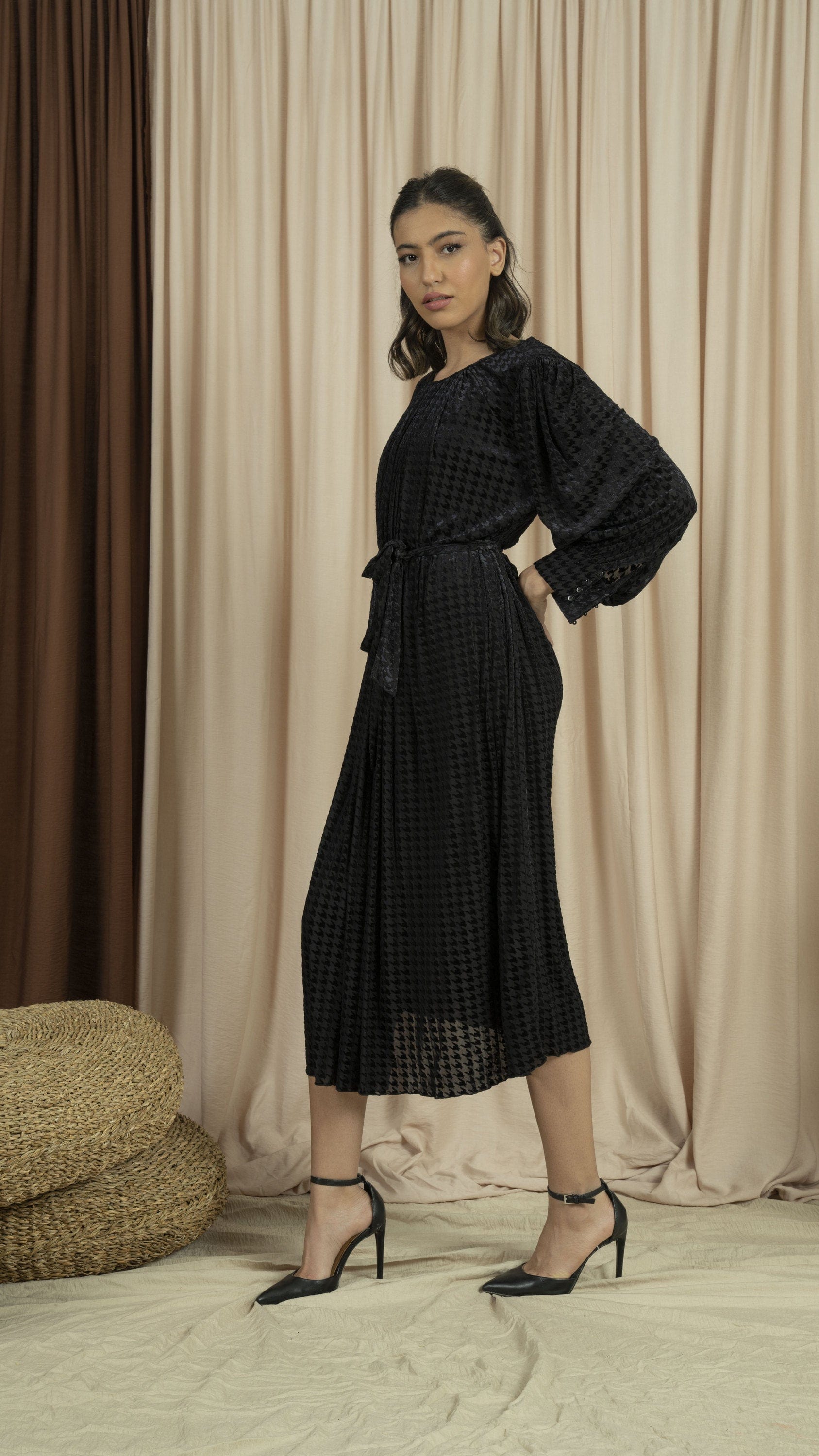 نتشي فستان ميدي بأكمام طويلة برباط علي الخصر أسود