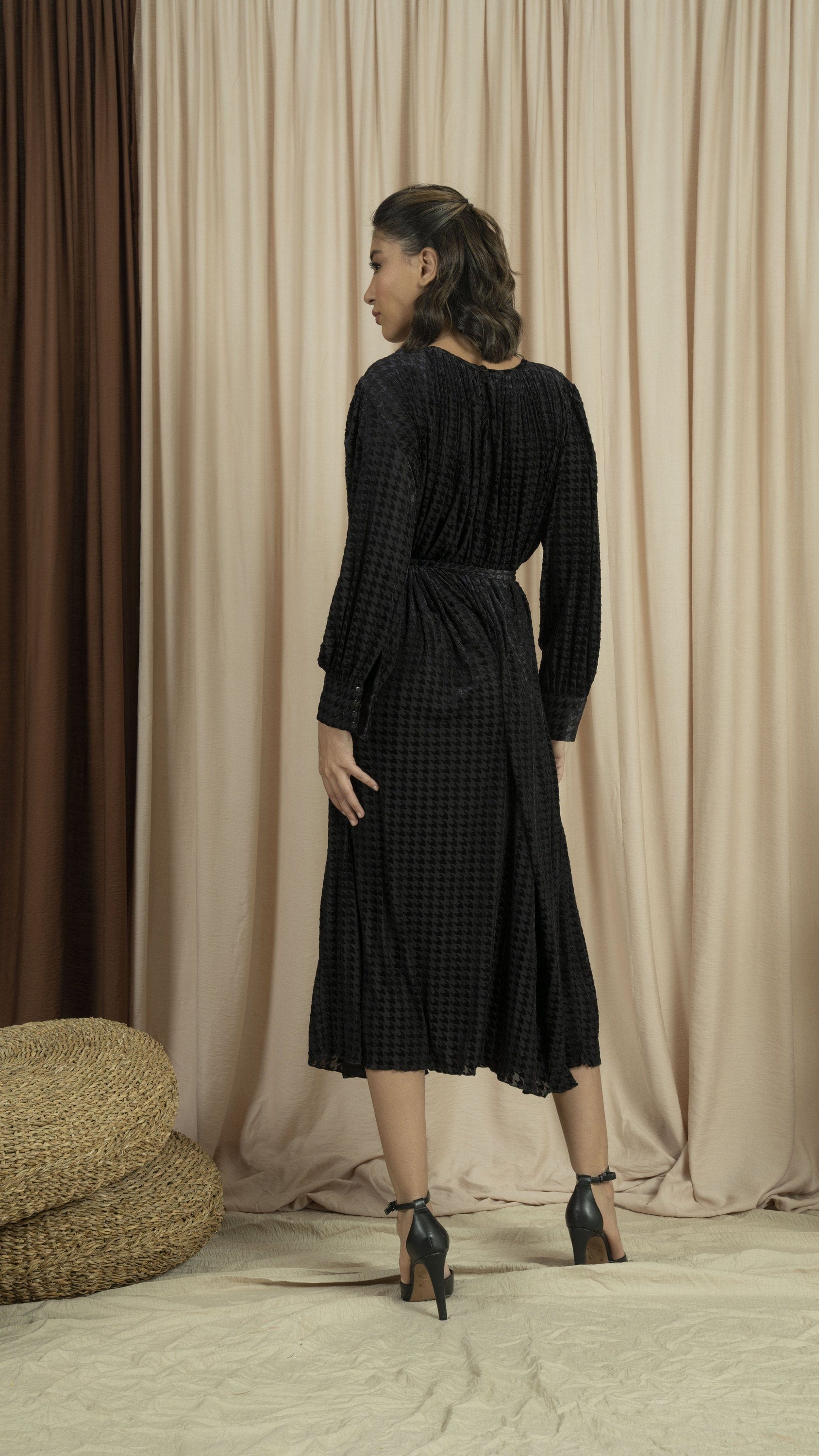 نتشي فستان ميدي بأكمام طويلة برباط علي الخصر أسود