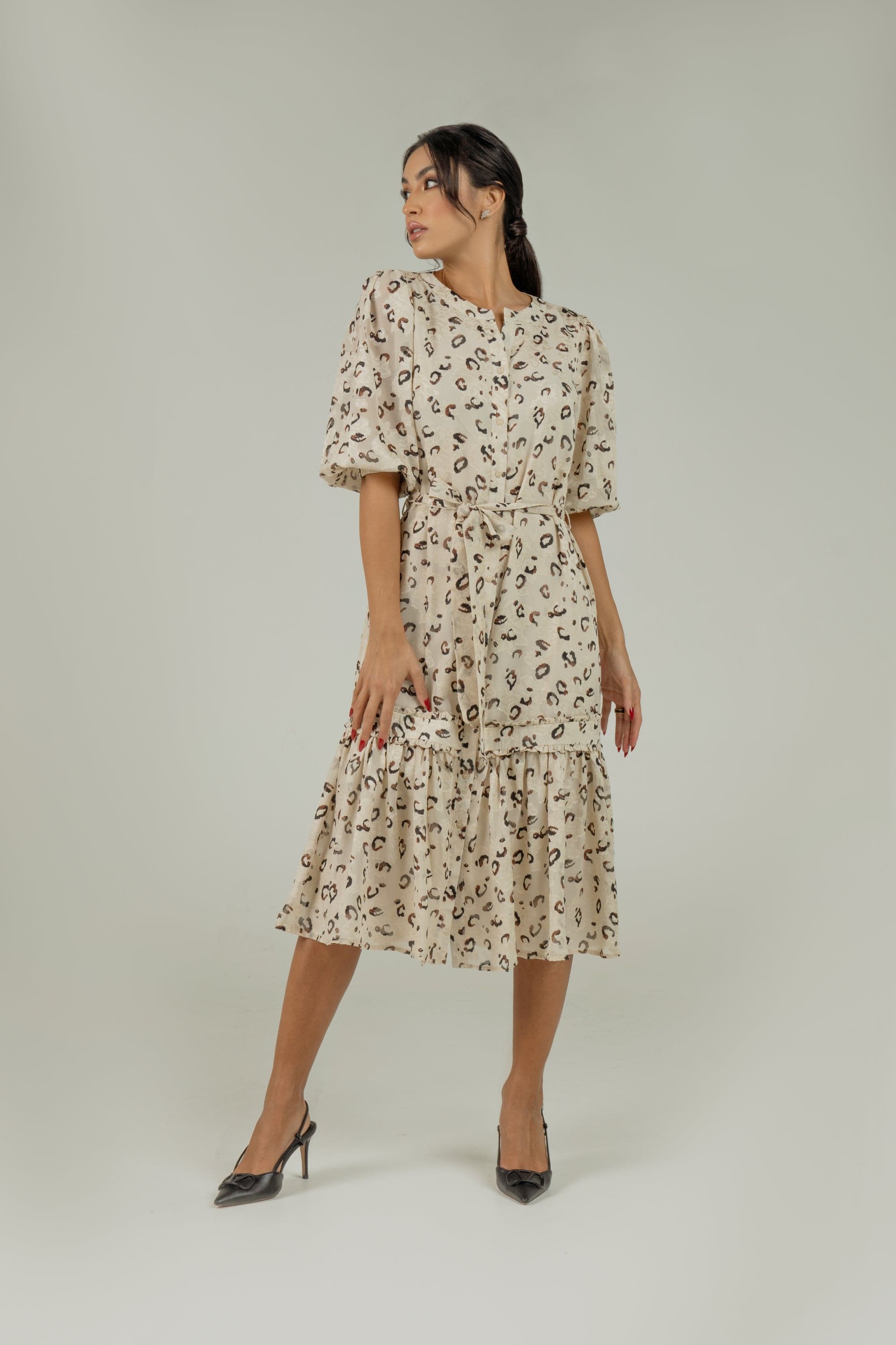 نتشي فستان ميدي مكشكش منقوش بأزرار أمامية كم قصير