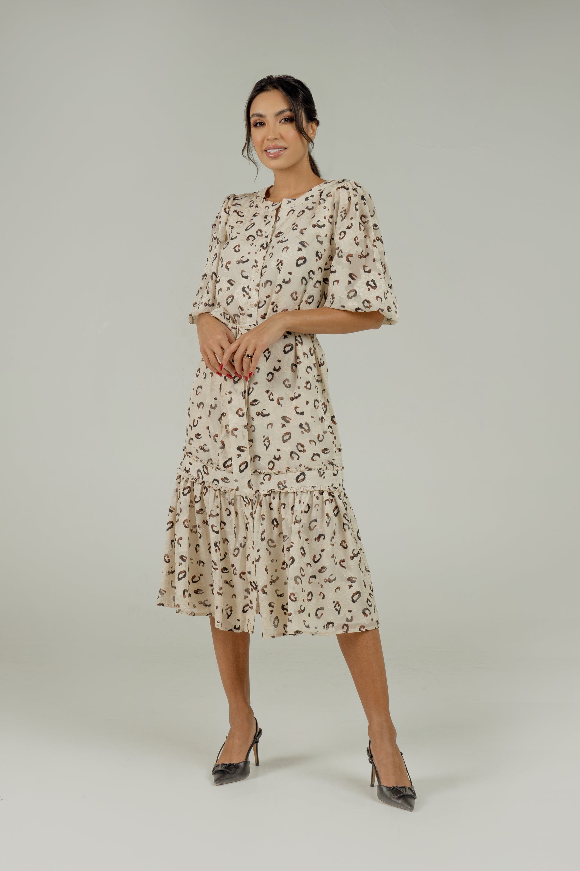 نتشي فستان ميدي مكشكش منقوش بأزرار أمامية كم قصير