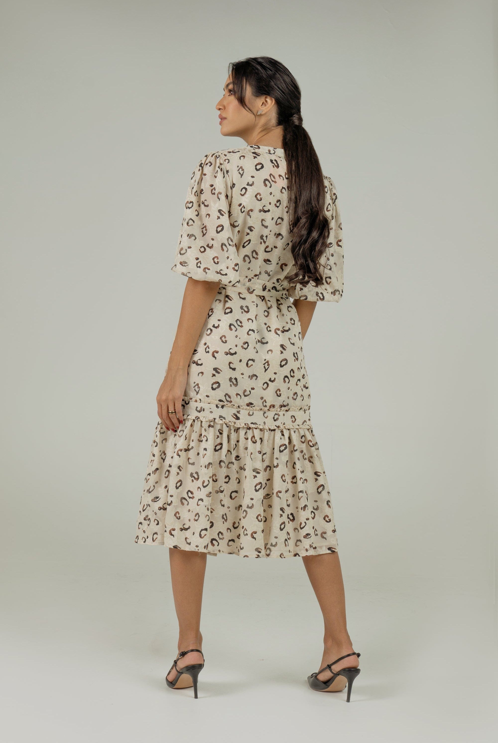 نتشي فستان ميدي مكشكش منقوش بأزرار أمامية كم قصير