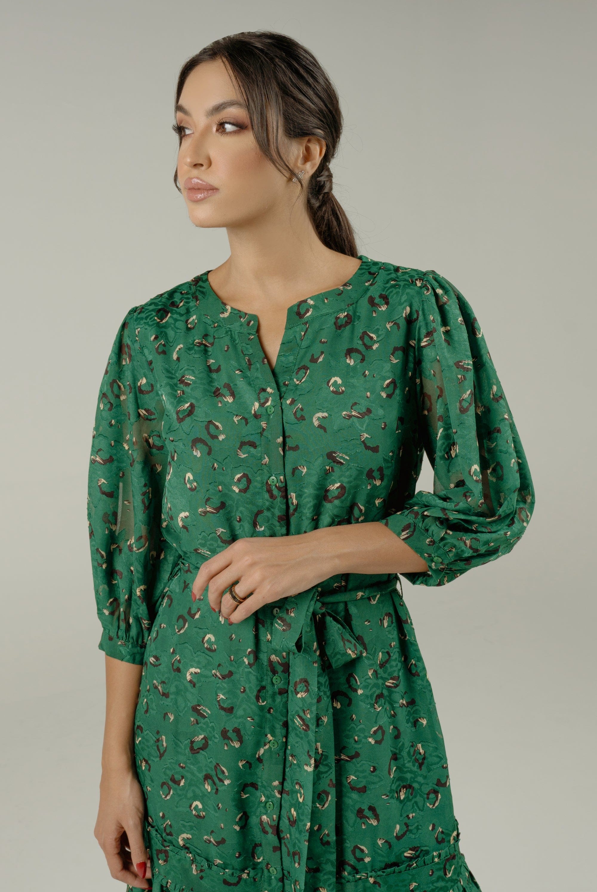 نتشي فستان ميدي مكشكش منقوش بأزرار أمامية كم قصير