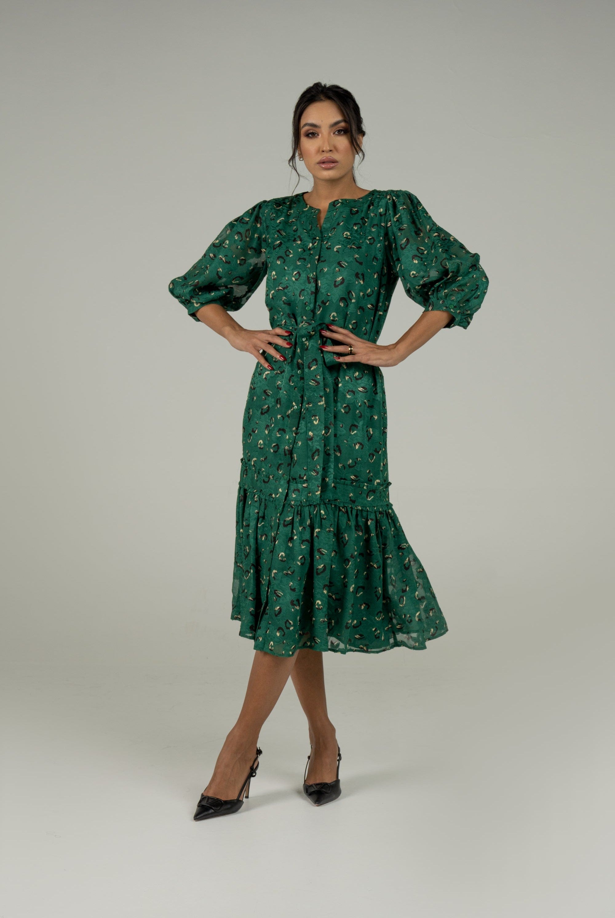 نتشي فستان ميدي مكشكش منقوش بأزرار أمامية كم قصير