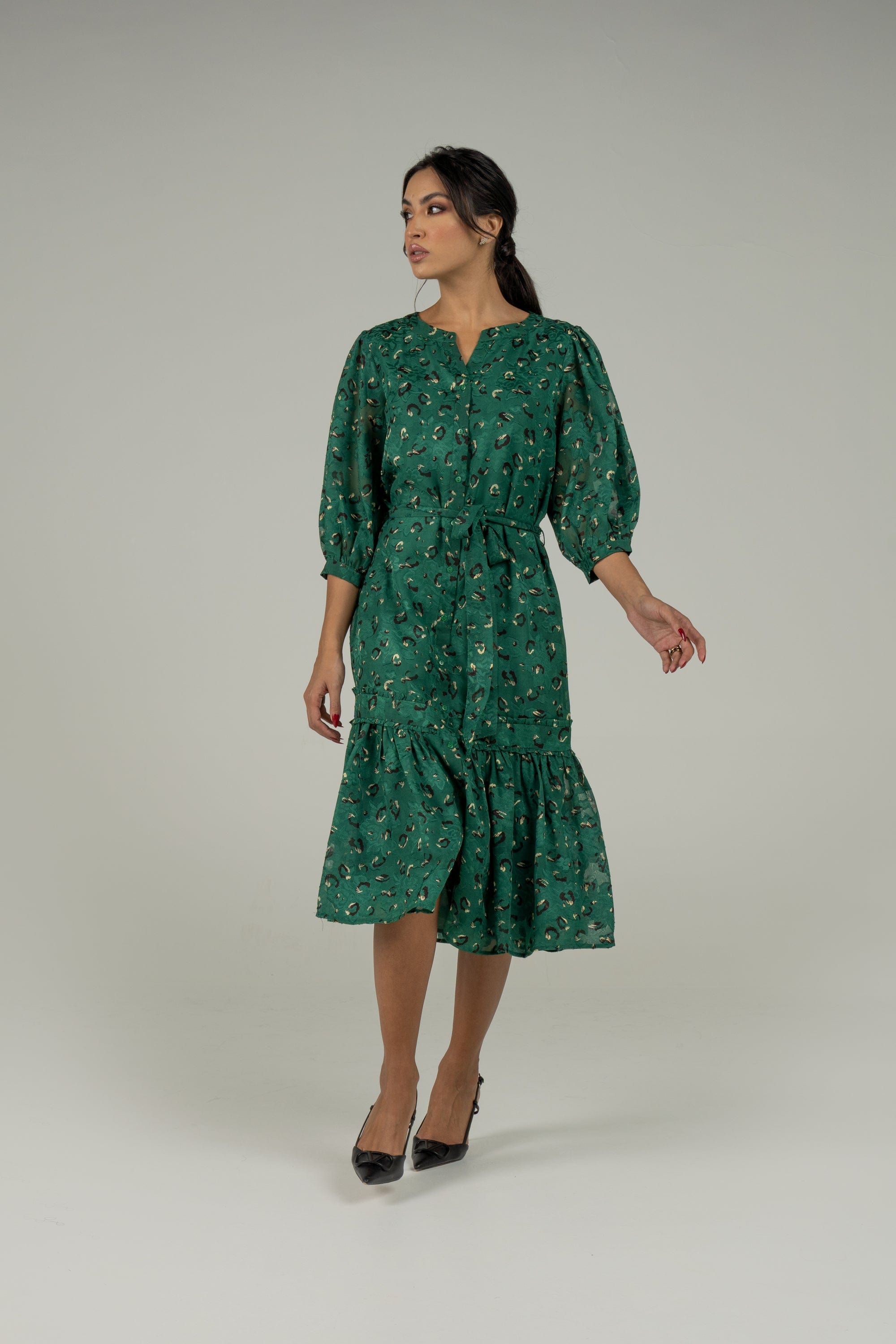 نتشي فستان ميدي مكشكش منقوش بأزرار أمامية كم قصير