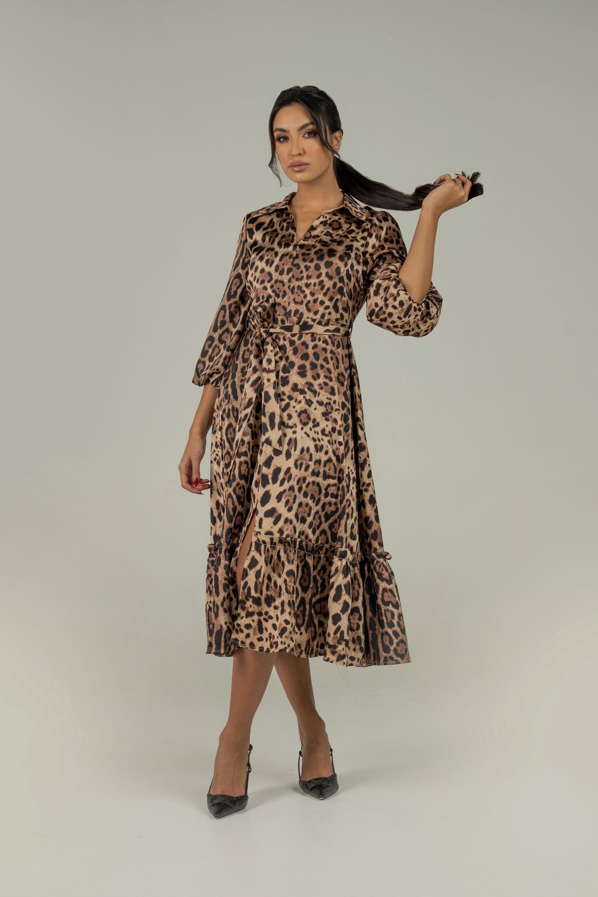 نتشي فستان نمري ميدي بفتحة أمامية مكشكش من تحت بأكمام 4/3