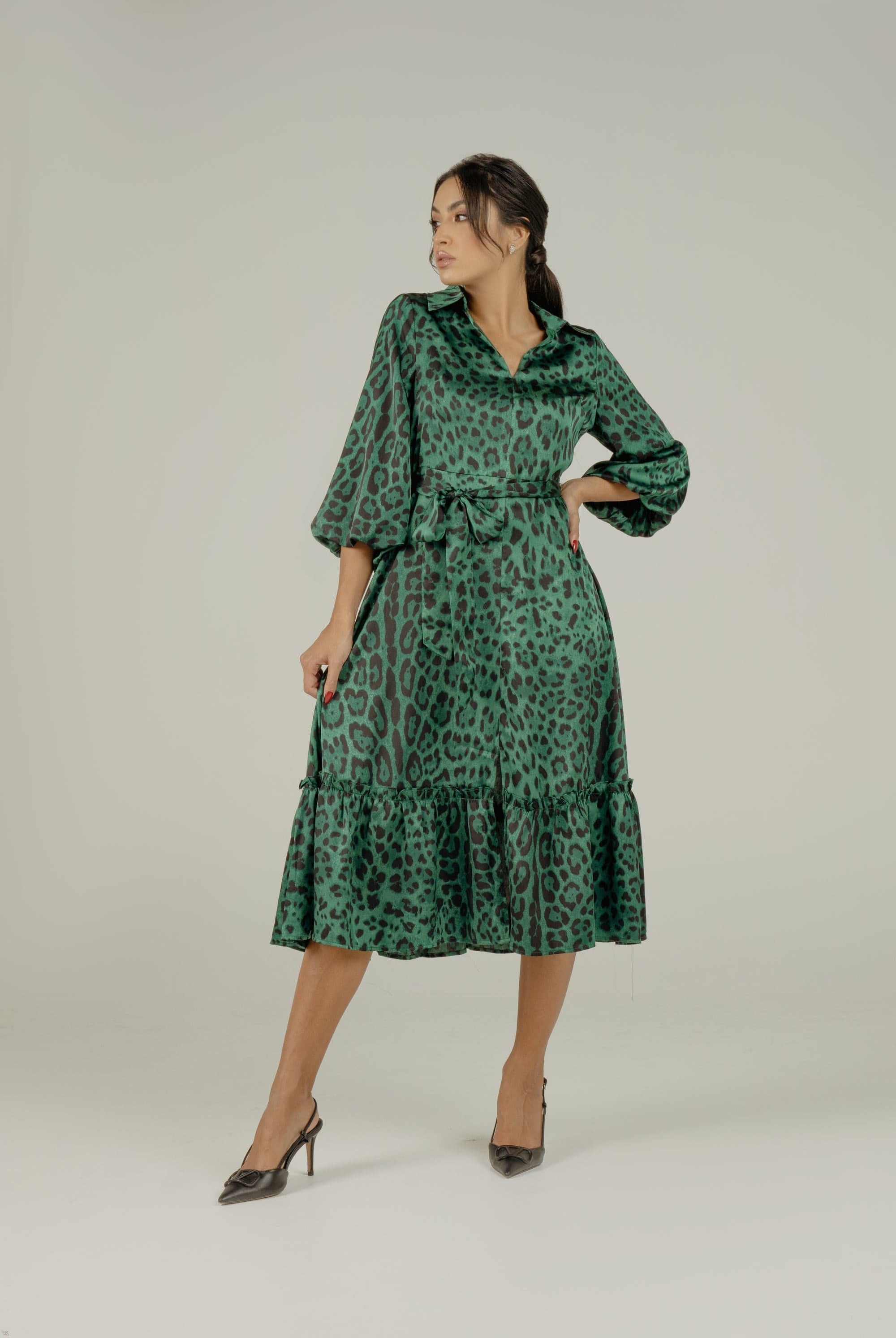 نتشي فستان نمري ميدي بفتحة أمامية مكشكش من تحت بأكمام 4/3