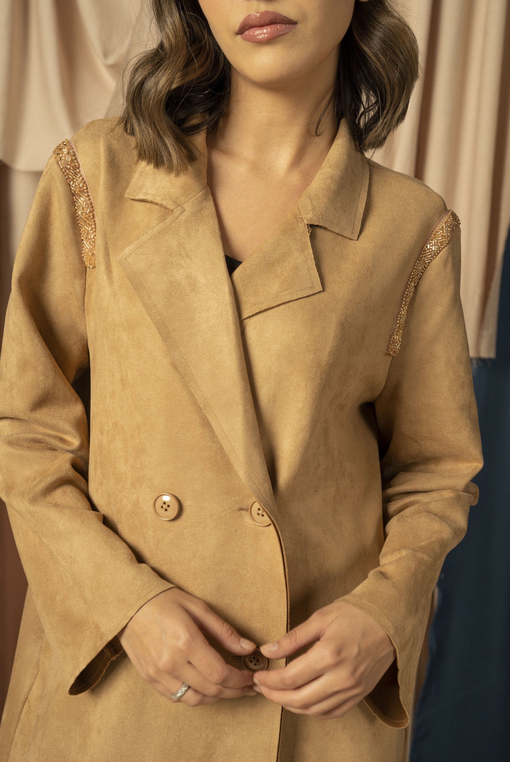 نتشي بالطو بأكمام طويلة يتطريز على الكتف